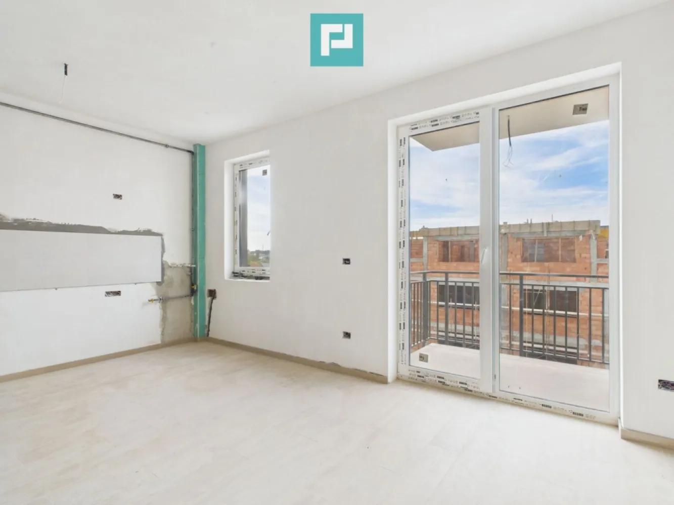 Apartament la mansardă în Freidorf - Shopping City - Apartament la mansarda, modern cu 2 camere – lângă Shopping City Timișoara

Aflat la mansardă, acest apartament cochet de 50,05 mp utili (63,20 mp construiți) te cucerește prin conceptul open space și spațiile generoase, oferind o atmosferă caldă, luminoasă și primitoare.

 Avantaje cheie:

Iluminat natural excelent, care creează o stare de bine 

Design modern, ideal pentru tineri sau cupluri care apreciază confortul

Locație excelentă, aproape de Shopping City Timișoara – tot ce ai nevoie, la doar câțiva pași

Prețul include TVA și un loc de parcare privat .

Un apartament ideal pentru cei care caută intimitate, stil și accesibilitate într-o zonă dinamică a orașului!

Consultant imobiliar : Laurentiu Caraman

Telefon : 0721824896

Email : laurentiu.caraman@propertylab.ro

CP 2754878