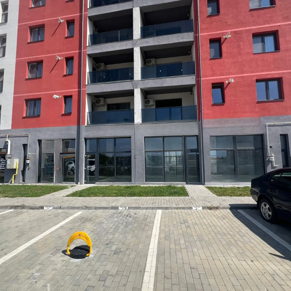 Spațiu comercial premium de vânzare – 140 mp – lângă Dedeman - O oportunitate excelentă pentru afacerea ta, într-o zonă cu trafic intens și vizibilitate maximă!&nbsp;Suprafață: 140 mpSe predă la alb – ideal pentru personalizareVitrine mari din termopan la strada principală2 intrări (față + spate)Înălțime 5 m – potrivit pentru multiple activități comerciale4 locuri de parcare în față + parcare comună în spateDotări: centrală termică proprie cu calorifere, gaz, baie, vestiar&nbsp;Amplasament strategic: lângă magazinul Dedeman, la parterul unui bloc nou, într-o zonă cu vad excelent și acces rapid.&nbsp; Preț vânzare: 340.000 € Ideal pentru: showroom, magazin, clinică medicală, farmacie, cafenea, birouri sau alte activități comerciale.