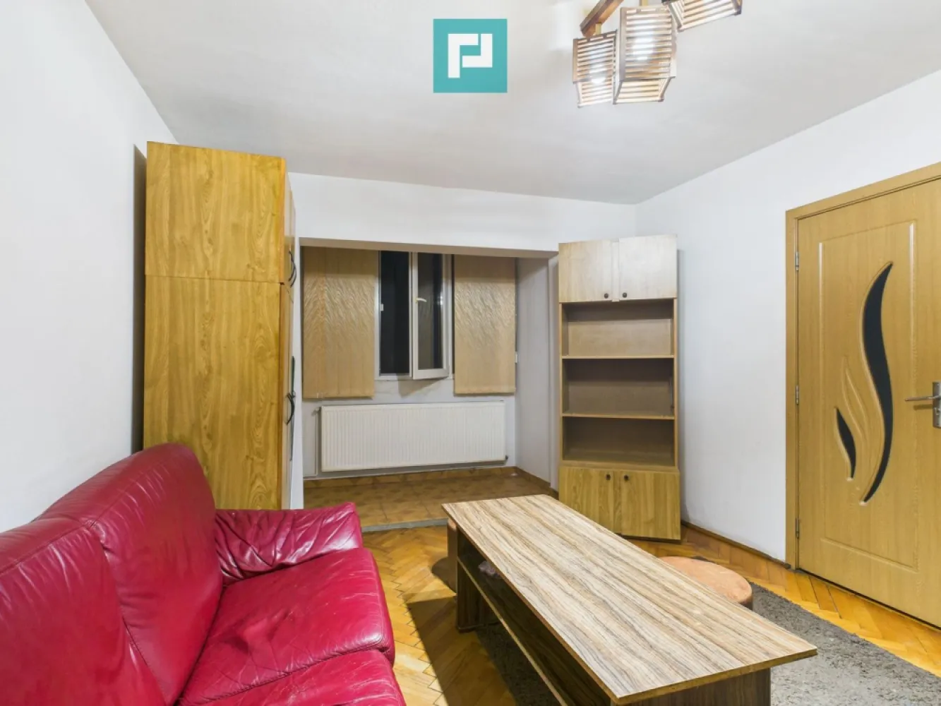 Apartament cu 3 camere, 2 balcoane Calea Șagului - Apartament primitor, luminos și bine compartimentat, situat la etajul 3 din 5, cu suprafața de 50 mp. 
 Dispune de 2 balcoane pe 2 părți diferite, oferind spațiu și lumină naturală pe tot parcursul zilei și un spațiu în plus pentru relaxare sau depozitare.

 Bucătărie utilată și baie complet renovată. Holul și bucătăria sunt decorate cu piatră de râu, conferind un aspect natural și elegant spațiului.

 Apartamentul se află într-o zonă bine conectată la toate punctele de interes:

 acces rapid la mijloace de transport în comun, ceea ce vă va ușura considerabil deplasările zilnice;

 la câțiva pași de magazine, dispensar, farmacii și policlinica Regina Maria, pentru un plus de confort și siguranță;

 la cateva minute este Scoala Gimnaziala nr.27, Gradinita cu Program Prelungit nr 3, alte facilități urbane esențiale pentru un trai liniștit și organizat.

 Este alegerea ideală pentru o familie care caută căldura unui cămin sau pentru oricine își dorește un apartament bine poziționat, luminos și practic.

Consultant imobiliar : Laurentiu Caraman

Telefon : 0721824896

Email : laurentiu.caraman@propertylab.ro

CP2716303