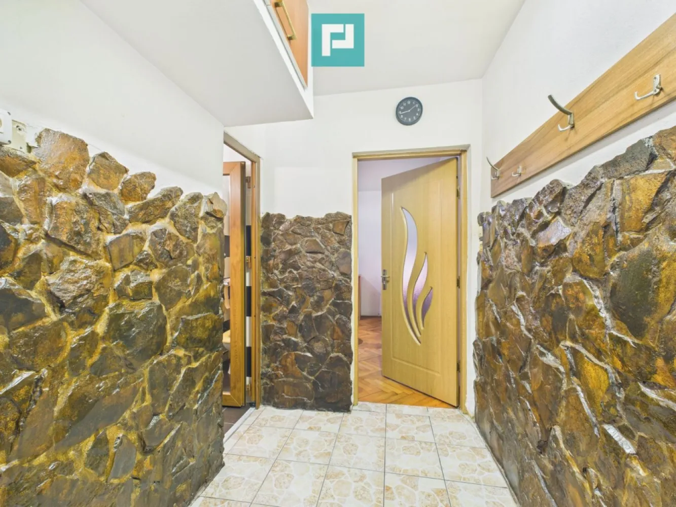 Apartament cu 3 camere, 2 balcoane Calea Șagului - Apartament primitor, luminos și bine compartimentat, situat la etajul 3 din 5, cu suprafața de 50 mp. 
 Dispune de 2 balcoane pe 2 părți diferite, oferind spațiu și lumină naturală pe tot parcursul zilei și un spațiu în plus pentru relaxare sau depozitare.

 Bucătărie utilată și baie complet renovată. Holul și bucătăria sunt decorate cu piatră de râu, conferind un aspect natural și elegant spațiului.

 Apartamentul se află într-o zonă bine conectată la toate punctele de interes:

 acces rapid la mijloace de transport în comun, ceea ce vă va ușura considerabil deplasările zilnice;

 la câțiva pași de magazine, dispensar, farmacii și policlinica Regina Maria, pentru un plus de confort și siguranță;

 la cateva minute este Scoala Gimnaziala nr.27, Gradinita cu Program Prelungit nr 3, alte facilități urbane esențiale pentru un trai liniștit și organizat.

 Este alegerea ideală pentru o familie care caută căldura unui cămin sau pentru oricine își dorește un apartament bine poziționat, luminos și practic.

Consultant imobiliar : Laurentiu Caraman

Telefon : 0721824896

Email : laurentiu.caraman@propertylab.ro

CP2716303