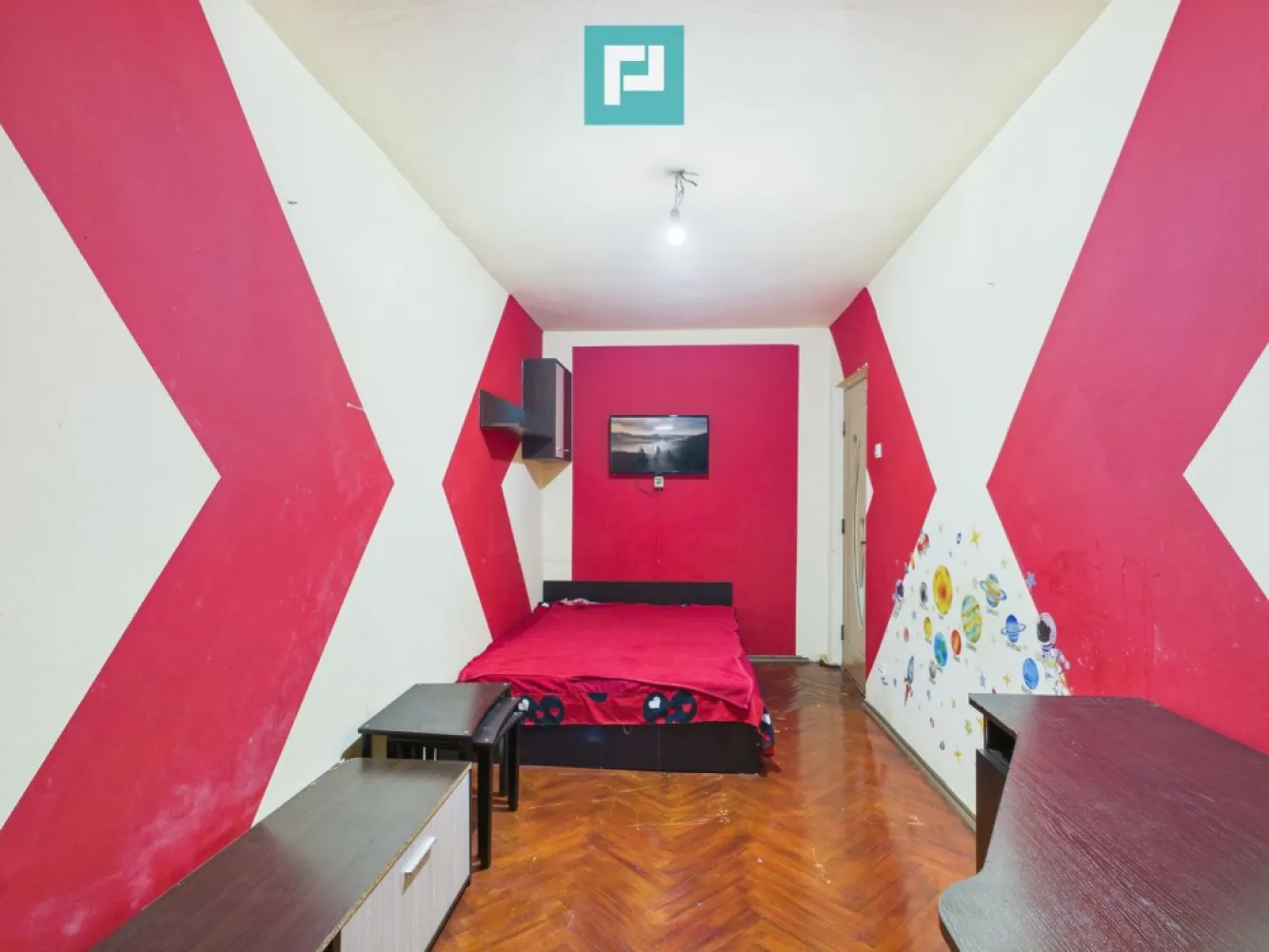 Apartament cu 3 camere, 2 balcoane Calea Șagului - Apartament primitor, luminos și bine compartimentat, situat la etajul 3 din 5, cu suprafața de 50 mp. 
 Dispune de 2 balcoane pe 2 părți diferite, oferind spațiu și lumină naturală pe tot parcursul zilei și un spațiu în plus pentru relaxare sau depozitare.

 Bucătărie utilată și baie complet renovată. Holul și bucătăria sunt decorate cu piatră de râu, conferind un aspect natural și elegant spațiului.

 Apartamentul se află într-o zonă bine conectată la toate punctele de interes:

 acces rapid la mijloace de transport în comun, ceea ce vă va ușura considerabil deplasările zilnice;

 la câțiva pași de magazine, dispensar, farmacii și policlinica Regina Maria, pentru un plus de confort și siguranță;

 la cateva minute este Scoala Gimnaziala nr.27, Gradinita cu Program Prelungit nr 3, alte facilități urbane esențiale pentru un trai liniștit și organizat.

 Este alegerea ideală pentru o familie care caută căldura unui cămin sau pentru oricine își dorește un apartament bine poziționat, luminos și practic.

Consultant imobiliar : Laurentiu Caraman

Telefon : 0721824896

Email : laurentiu.caraman@propertylab.ro

CP2716303