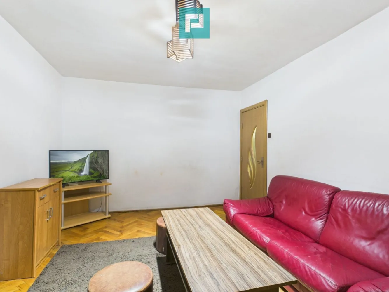 Apartament cu 3 camere, 2 balcoane Calea Șagului - Apartament primitor, luminos și bine compartimentat, situat la etajul 3 din 5, cu suprafața de 50 mp. 
 Dispune de 2 balcoane pe 2 părți diferite, oferind spațiu și lumină naturală pe tot parcursul zilei și un spațiu în plus pentru relaxare sau depozitare.

 Bucătărie utilată și baie complet renovată. Holul și bucătăria sunt decorate cu piatră de râu, conferind un aspect natural și elegant spațiului.

 Apartamentul se află într-o zonă bine conectată la toate punctele de interes:

 acces rapid la mijloace de transport în comun, ceea ce vă va ușura considerabil deplasările zilnice;

 la câțiva pași de magazine, dispensar, farmacii și policlinica Regina Maria, pentru un plus de confort și siguranță;

 la cateva minute este Scoala Gimnaziala nr.27, Gradinita cu Program Prelungit nr 3, alte facilități urbane esențiale pentru un trai liniștit și organizat.

 Este alegerea ideală pentru o familie care caută căldura unui cămin sau pentru oricine își dorește un apartament bine poziționat, luminos și practic.

Consultant imobiliar : Laurentiu Caraman

Telefon : 0721824896

Email : laurentiu.caraman@propertylab.ro

CP2716303