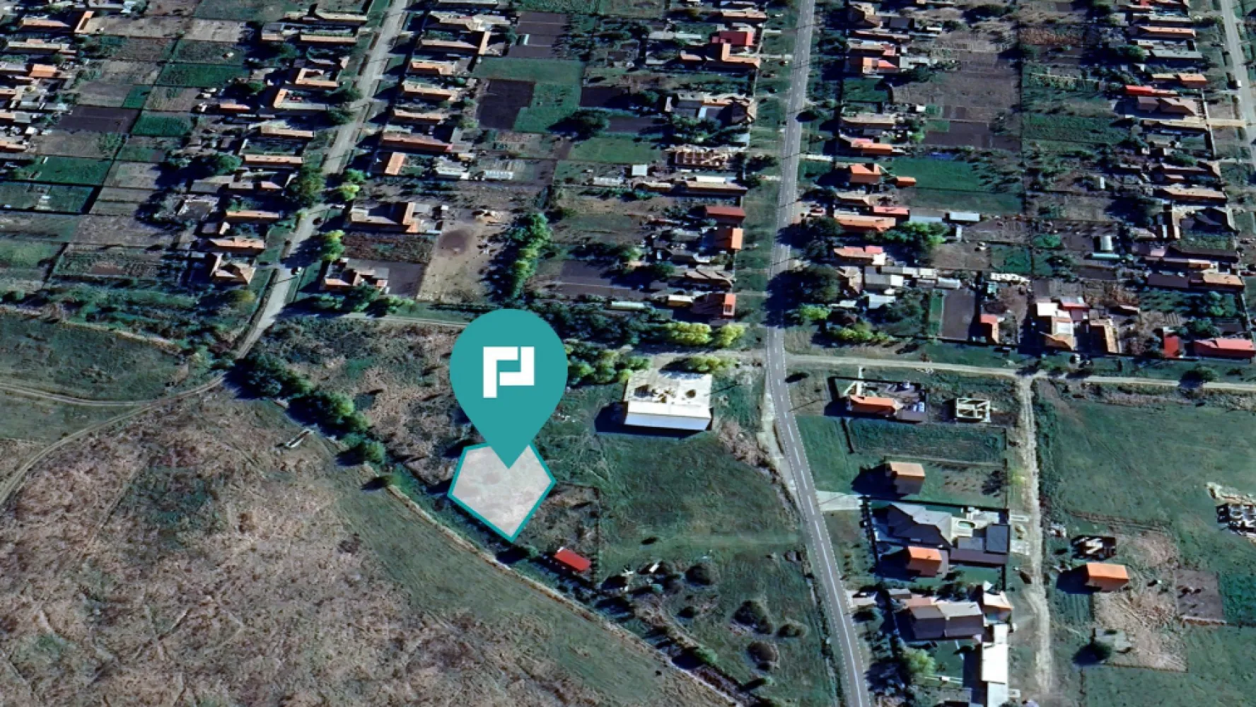 Teren intravilan la Variaș - 40 km de Timișoara - Teren intravilan de 712 mp de vânzare în Variaș – ideal pentru locuință, afaceri sau investiție!

Property Lab vă propune un teren excelent situat în Variaș, județul Timiș, cu o suprafață de 712 mp, poziționat aproape de drumul principal , într-o zonă liniștită, perfectă pentru construcția unei case sau pentru investiție.

Caracteristici:
- Suprafață: 712 mp
- Regim: intravilan, curți-construcții
- Zonă rezidențială în dezvoltare
- Toate utilitățile (apă, canal, curent, gaz) in vecinătate 
- Acces facil la drumul asfaltat

Avantaje:
- Locație liniștită, dar bine conectată
- Teren drept – ideal pentru construcție
- Investiție sigură într-o zonă cu potențial de creștere

Pentru mai multe detalii și vizionare:

Dina Driment – Property Lab 
telefon: 0721 869 140 
e-mail: dina.driment@propertylab.ro
CP2706083