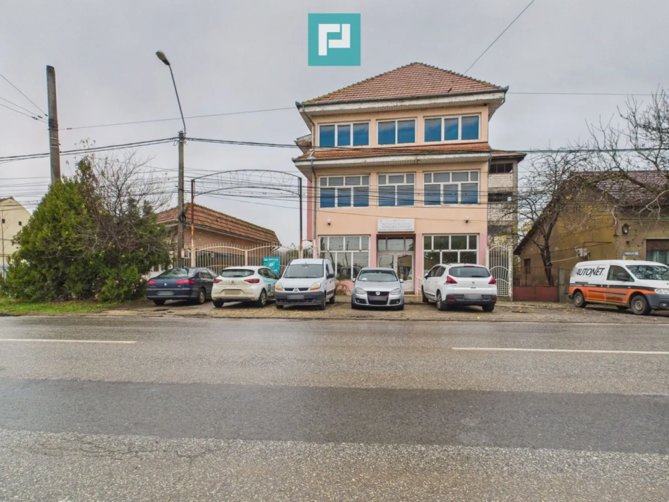 Imobil Mixt– Ideal Pentru Birouri, Showroom - O oportunitate excelentă de investiție! Vă propunem spre vânzare un imobil mixt compus din 3 clădiri, situat într-o zonă urbană dezvoltata, înconjurată de locuințe, ideal pentru activități nepoluante și fără impact asupra vecinătății.

CARACTERISTICI TEHNICE:

- C1 – Spațiu comercial, protocol și birouri 
 • Regim: P+1E+M 
 • Suprafață construită: 247 mp 
 • Suprafață desfășurată: 758 mp 

- C2 – Spații multifuncționale (birouri / showroom / depozitare) 
 Regim: P+2E+M 
 Suprafață construită: 1.327 mp 
 Suprafață desfășurată: 5.012 mp 

- C3 – Clădire birou 
 totala construita la sol este de 1646 mp si Suprafata totala desfasurata 5842 C3 – Clădire birou 
 Suprafață construită: 72 mp 

TOTAL:
- Suprafață totală construită la sol: 1.646 mp 
- Suprafață totală desfășurată: 5.842 mp 

UTILITĂȚI & FACILITĂȚI:

- Gaz 
- Curent + curent trifazic 
- Apă 
- Canalizare 
- Acces auto facil 
- Ieșire pe două laturi ale proprietății (dublu acces auto)

SE POTRIVEȘTE PERFECT PENTRU:

 Sediu central firmă 
 Showroom & spații administrative 
 Pentru medical / educațional / servicii 
 Activități de prestări servicii sau logistică 
 Investitori care caută o proprietate versatilă

Pentru detalii suplimentare sau programarea unei vizionări, nu ezitați să mă contactați!

Daniela Ianc – PropertyLab 
Tel 0722 375 289 
 daniela.ianc@propertylab.ro
CP2705321