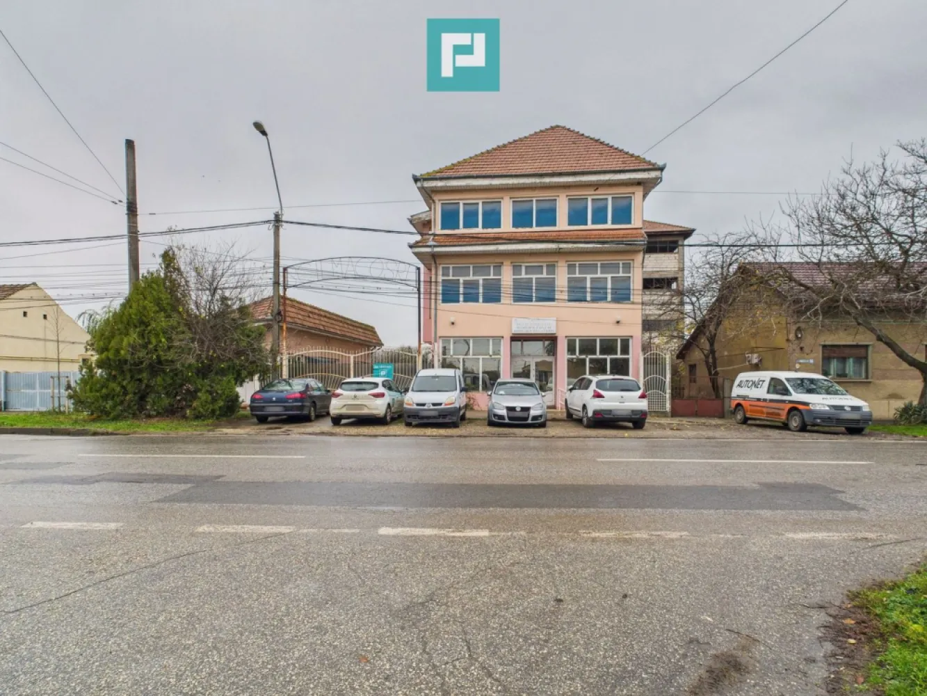 Imobil Mixt– Ideal Pentru Birouri, Showroom - O oportunitate excelentă de investiție! Vă propunem spre vânzare un imobil mixt compus din 3 clădiri, situat într-o zonă urbană dezvoltata, înconjurată de locuințe, ideal pentru activități nepoluante și fără impact asupra vecinătății.

CARACTERISTICI TEHNICE:

- C1 – Spațiu comercial, protocol și birouri 
 • Regim: P+1E+M 
 • Suprafață construită: 247 mp 
 • Suprafață desfășurată: 758 mp 

- C2 – Spații multifuncționale (birouri / showroom / depozitare) 
 Regim: P+2E+M 
 Suprafață construită: 1.327 mp 
 Suprafață desfășurată: 5.012 mp 

- C3 – Clădire birou 
 totala construita la sol este de 1646 mp si Suprafata totala desfasurata 5842 C3 – Clădire birou 
 Suprafață construită: 72 mp 

TOTAL:
- Suprafață totală construită la sol: 1.646 mp 
- Suprafață totală desfășurată: 5.842 mp 

UTILITĂȚI & FACILITĂȚI:

- Gaz 
- Curent + curent trifazic 
- Apă 
- Canalizare 
- Acces auto facil 
- Ieșire pe două laturi ale proprietății (dublu acces auto)

SE POTRIVEȘTE PERFECT PENTRU:

 Sediu central firmă 
 Showroom & spații administrative 
 Pentru medical / educațional / servicii 
 Activități de prestări servicii sau logistică 
 Investitori care caută o proprietate versatilă

Pentru detalii suplimentare sau programarea unei vizionări, nu ezitați să mă contactați!

Daniela Ianc – PropertyLab 
Tel 0722 375 289 
 daniela.ianc@propertylab.ro
CP2705321