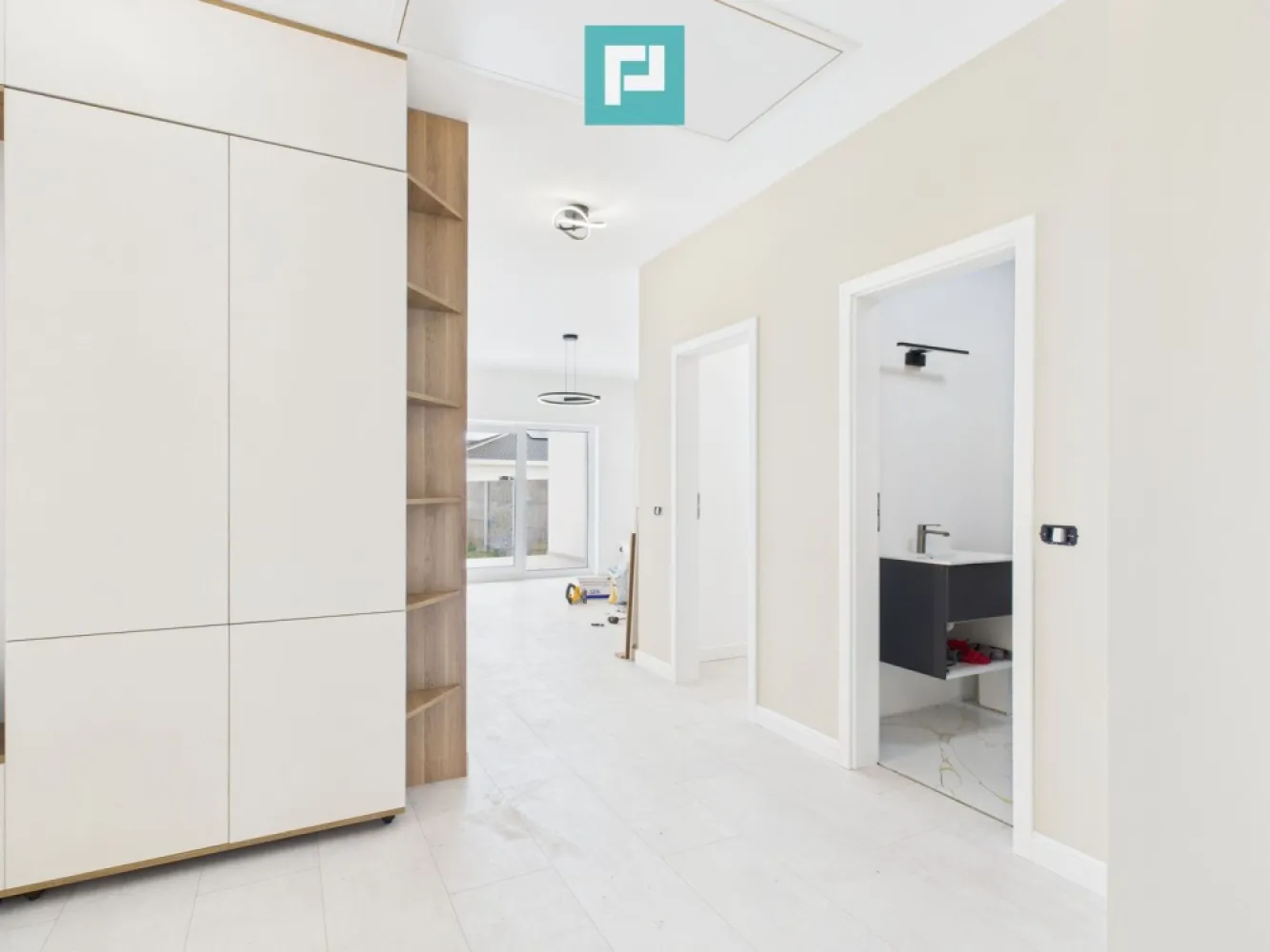 Duplex modern la Giarmata Vii - Locuința potrivită pentru un stil de viață echilibrat – la doar câțiva pași de Timișoara Property Lab îți propune o proprietate cochetă, construită cu grijă și atenție la detalii, într-o zonă în continuă dezvoltare, la doar câteva minute de Timișoara . Detalii esențiale: - Suprafață utilă: 85 mp - Teren: 300 mp - Compartimentare optimă: * 3 dormitoare * 2 băi moderne * Living luminos * Bucătărie practică * Cămară utilă * Terasă perfectă pentru relaxare Avantaje și dotări: - Fiecare cameră are control individual al temperaturii - Materiale premium și finisaje atent alese - Conectat la toate utilitățile (apă, canalizare, gaz, electricitate) - Acces facil pe drum asfaltat - Transport public RATT în apropiere Această proprietate îmbină armonios liniștea unei comunități retrase cu avantajele accesului rapid către centrul orașului. Este ideală pentru familii tinere sau pentru cei care vor mai mult confort într-un spațiu eficient. Programează o vizionare chiar acum: Dina Driment – Property Lab 0721 869 140 dina.driment@propertylab.ro CP2701922
