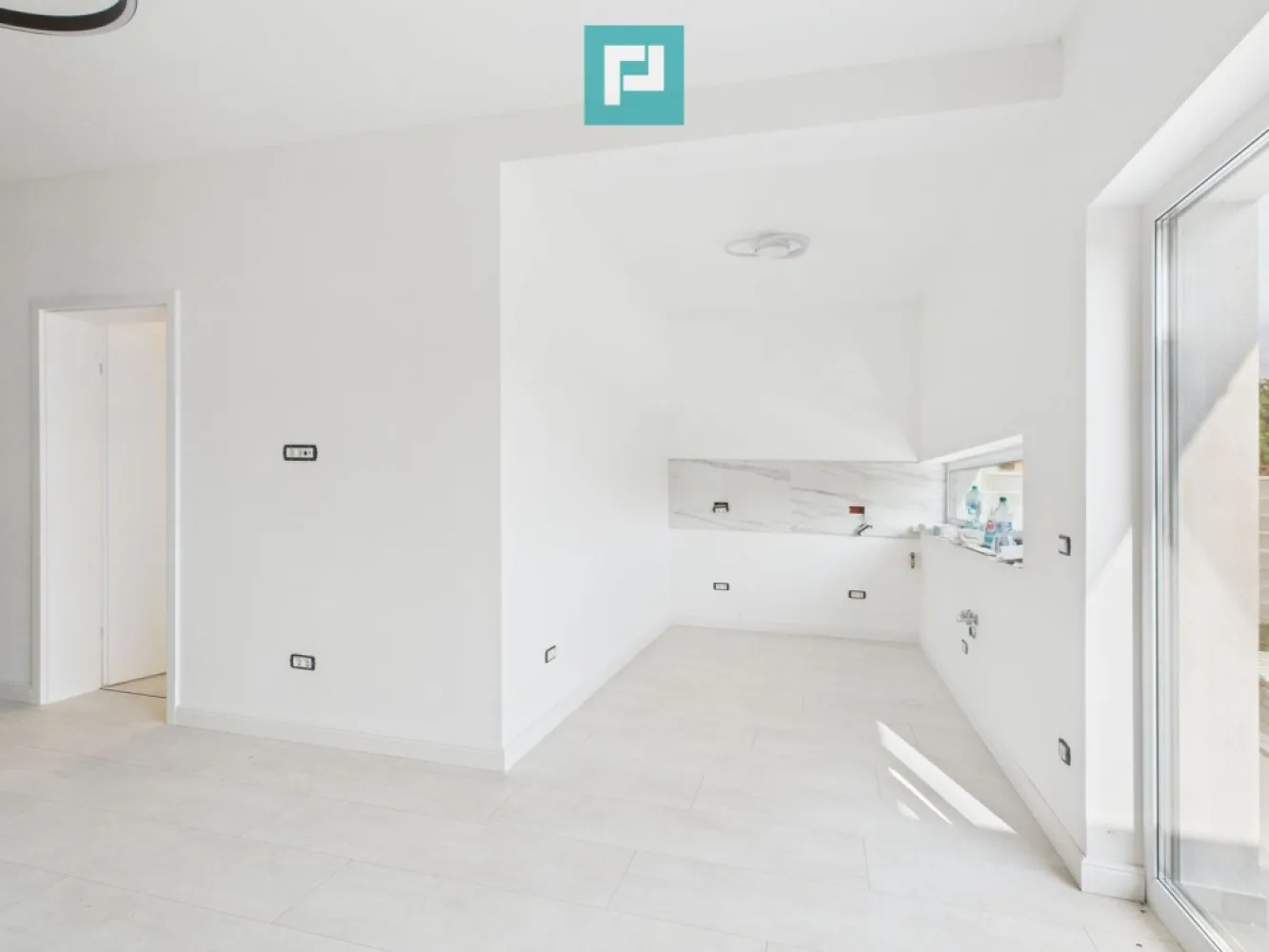 Duplex modern la Giarmata Vii - Locuința potrivită pentru un stil de viață echilibrat – la doar câțiva pași de Timișoara Property Lab îți propune o proprietate cochetă, construită cu grijă și atenție la detalii, într-o zonă în continuă dezvoltare, la doar câteva minute de Timișoara . Detalii esențiale: - Suprafață utilă: 85 mp - Teren: 300 mp - Compartimentare optimă: * 3 dormitoare * 2 băi moderne * Living luminos * Bucătărie practică * Cămară utilă * Terasă perfectă pentru relaxare Avantaje și dotări: - Fiecare cameră are control individual al temperaturii - Materiale premium și finisaje atent alese - Conectat la toate utilitățile (apă, canalizare, gaz, electricitate) - Acces facil pe drum asfaltat - Transport public RATT în apropiere Această proprietate îmbină armonios liniștea unei comunități retrase cu avantajele accesului rapid către centrul orașului. Este ideală pentru familii tinere sau pentru cei care vor mai mult confort într-un spațiu eficient. Programează o vizionare chiar acum: Dina Driment – Property Lab 0721 869 140 dina.driment@propertylab.ro CP2701922