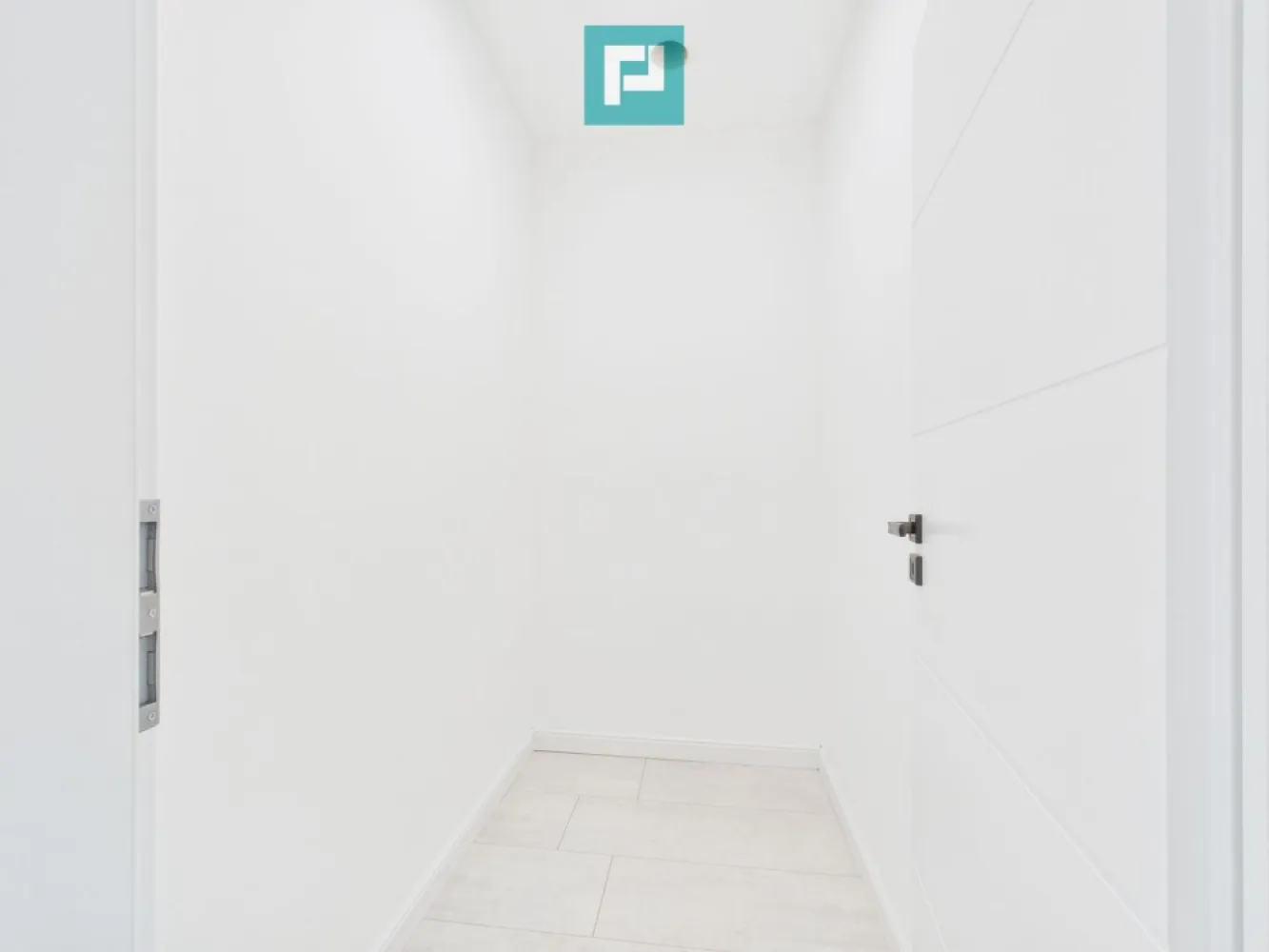 Duplex modern la Giarmata Vii - Locuința potrivită pentru un stil de viață echilibrat – la doar câțiva pași de Timișoara Property Lab îți propune o proprietate cochetă, construită cu grijă și atenție la detalii, într-o zonă în continuă dezvoltare, la doar câteva minute de Timișoara . Detalii esențiale: - Suprafață utilă: 85 mp - Teren: 300 mp - Compartimentare optimă: * 3 dormitoare * 2 băi moderne * Living luminos * Bucătărie practică * Cămară utilă * Terasă perfectă pentru relaxare Avantaje și dotări: - Fiecare cameră are control individual al temperaturii - Materiale premium și finisaje atent alese - Conectat la toate utilitățile (apă, canalizare, gaz, electricitate) - Acces facil pe drum asfaltat - Transport public RATT în apropiere Această proprietate îmbină armonios liniștea unei comunități retrase cu avantajele accesului rapid către centrul orașului. Este ideală pentru familii tinere sau pentru cei care vor mai mult confort într-un spațiu eficient. Programează o vizionare chiar acum: Dina Driment – Property Lab 0721 869 140 dina.driment@propertylab.ro CP2701922