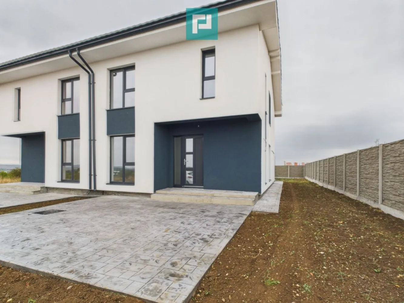 Duplex ultrafinisat cu 3 camere, 3 băi în Pișchia - Oferim spre vânzare o casă tip duplex, ultrafinisată, situată în comuna Pișchia, într-o zonă liniștită, la doar câteva minute de Timișoara. 

Proprietatea a fost finalizată în 2025 și oferă un design modern, spații bine compartimentate și o curte generoasă.

~ Detalii proprietate :
• Tip imobil: Duplex
• An construcție: 2025 (finalizată)
• Suprafață utilă: 105,5 mp
• Suprafață construită: 139,5 mp
• Suprafață teren: 339 mp
• Suprafață curte liberă: 250 mp
• Amprentă la sol: 69,5 mp
• Număr camere: 3
• 2 Dormitoare
• 3 Băi cu aerisire naturală
• 1 Bucătărie închisă
• 2 Terase de aprox. 18 mp
• 2 Locuri de parcare

~ Finisaje și dotări :
• Ultrafinisat, nemobilat
• Încălzire prin pardoseală cu centrală proprie
• Geamuri tripan
• Uși interioare MDF, ușă intrare PVC
• Gresie și parchet de calitate
• Cabina de duș și cadă
• Acoperiș din țiglă, izolație exterioară
• Grădină proprie cu vedere panoramică

~ Facilități zonă :
• Străzi pietruite
• Apă, curent, fosă septică, gaz cu butelii

Această proprietate reprezintă alegerea ideală pentru cei care își doresc o casă nouă, bine construită, cu spații optim compartimentate și o curte privată generoasă, într-o zonă liniștită, aproape de Timișoara.

Pentru detalii suplimentare și vizionări :

Marian Dobre – Consultant Imobiliar PropertyLab Timișoara
Telefon: 0773 700 389

E-mail: marian.dobre@propertylab.ro
Cod Proprietate: 2700251