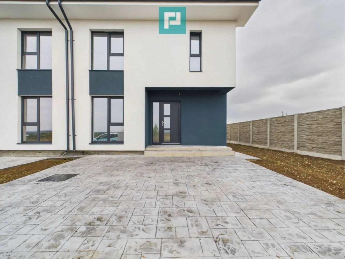 Duplex ultrafinisat cu 3 camere, 3 băi în Pișchia - Oferim spre vânzare o casă tip duplex, ultrafinisată, situată în comuna Pișchia, într-o zonă liniștită, la doar câteva minute de Timișoara. 

Proprietatea a fost finalizată în 2025 și oferă un design modern, spații bine compartimentate și o curte generoasă.

~ Detalii proprietate :
• Tip imobil: Duplex
• An construcție: 2025 (finalizată)
• Suprafață utilă: 105,5 mp
• Suprafață construită: 139,5 mp
• Suprafață teren: 339 mp
• Suprafață curte liberă: 250 mp
• Amprentă la sol: 69,5 mp
• Număr camere: 3
• 2 Dormitoare
• 3 Băi cu aerisire naturală
• 1 Bucătărie închisă
• 2 Terase de aprox. 18 mp
• 2 Locuri de parcare

~ Finisaje și dotări :
• Ultrafinisat, nemobilat
• Încălzire prin pardoseală cu centrală proprie
• Geamuri tripan
• Uși interioare MDF, ușă intrare PVC
• Gresie și parchet de calitate
• Cabina de duș și cadă
• Acoperiș din țiglă, izolație exterioară
• Grădină proprie cu vedere panoramică

~ Facilități zonă :
• Străzi pietruite
• Apă, curent, fosă septică, gaz cu butelii

Această proprietate reprezintă alegerea ideală pentru cei care își doresc o casă nouă, bine construită, cu spații optim compartimentate și o curte privată generoasă, într-o zonă liniștită, aproape de Timișoara.

Pentru detalii suplimentare și vizionări :

Marian Dobre – Consultant Imobiliar PropertyLab Timișoara
Telefon: 0773 700 389

E-mail: marian.dobre@propertylab.ro
Cod Proprietate: 2700251
