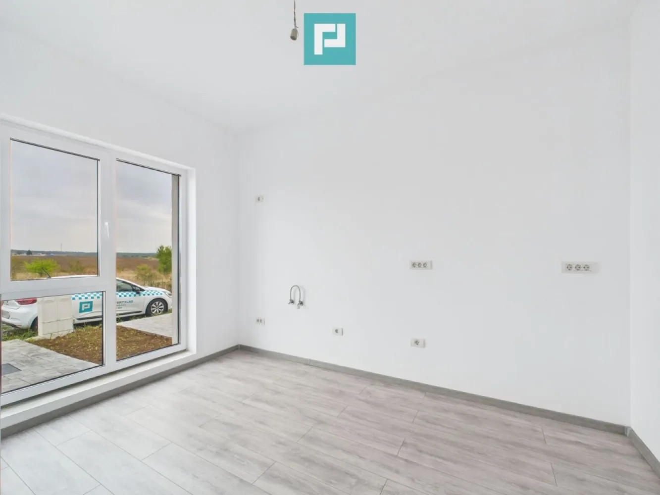 Duplex ultrafinisat cu 3 camere, 3 băi în Pișchia - Oferim spre vânzare o casă tip duplex, ultrafinisată, situată în comuna Pișchia, într-o zonă liniștită, la doar câteva minute de Timișoara. 

Proprietatea a fost finalizată în 2025 și oferă un design modern, spații bine compartimentate și o curte generoasă.

~ Detalii proprietate :
• Tip imobil: Duplex
• An construcție: 2025 (finalizată)
• Suprafață utilă: 105,5 mp
• Suprafață construită: 139,5 mp
• Suprafață teren: 339 mp
• Suprafață curte liberă: 250 mp
• Amprentă la sol: 69,5 mp
• Număr camere: 3
• 2 Dormitoare
• 3 Băi cu aerisire naturală
• 1 Bucătărie închisă
• 2 Terase de aprox. 18 mp
• 2 Locuri de parcare

~ Finisaje și dotări :
• Ultrafinisat, nemobilat
• Încălzire prin pardoseală cu centrală proprie
• Geamuri tripan
• Uși interioare MDF, ușă intrare PVC
• Gresie și parchet de calitate
• Cabina de duș și cadă
• Acoperiș din țiglă, izolație exterioară
• Grădină proprie cu vedere panoramică

~ Facilități zonă :
• Străzi pietruite
• Apă, curent, fosă septică, gaz cu butelii

Această proprietate reprezintă alegerea ideală pentru cei care își doresc o casă nouă, bine construită, cu spații optim compartimentate și o curte privată generoasă, într-o zonă liniștită, aproape de Timișoara.

Pentru detalii suplimentare și vizionări :

Marian Dobre – Consultant Imobiliar PropertyLab Timișoara
Telefon: 0773 700 389

E-mail: marian.dobre@propertylab.ro
Cod Proprietate: 2700251