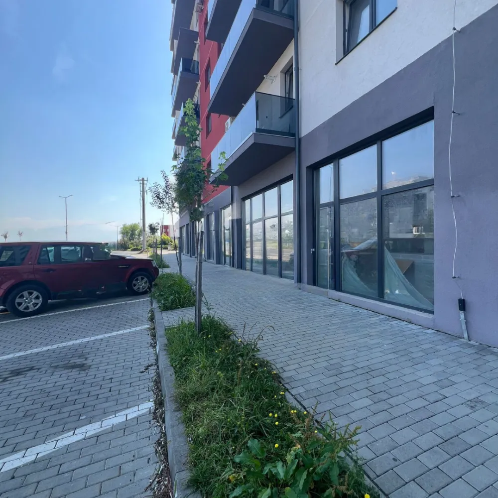Spațiu comercial premium de vânzare – 140 mp – lângă Dedeman - O oportunitate excelentă pentru afacerea ta, într-o zonă cu trafic intens și vizibilitate maximă!&nbsp;Suprafață: 140 mpSe predă la alb – ideal pentru personalizareVitrine mari din termopan la strada principală2 intrări (față + spate)Înălțime 5 m – potrivit pentru multiple activități comerciale4 locuri de parcare în față + parcare comună în spateDotări: centrală termică proprie cu calorifere, gaz, baie, vestiar&nbsp;Amplasament strategic: lângă magazinul Dedeman, la parterul unui bloc nou, într-o zonă cu vad excelent și acces rapid.&nbsp; Preț vânzare: 340.000 € Ideal pentru: showroom, magazin, clinică medicală, farmacie, cafenea, birouri sau alte activități comerciale.