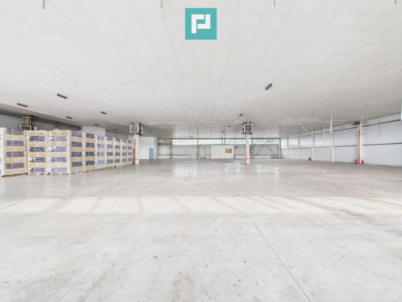 Spațiu depozitare 1.332 mp de închiriat în Ghiroda - Ai nevoie de un spațiu generos pentru depozitare sau logistică ?

Îți propunem un spațiu industrial modern, tip open-space, cu o suprafață de 1,332 mp.
Situat în zona Ghiroda – o locație strategică, cu acces rapid la Timișoara și principalele artere rutiere.

~ Detalii spațiu:
• Suprafață totală ~ 1,332 mp
• Înălțime hală ~ 7 m
• Ușă acces ~ 3 x 3 m
• Spațiu birouri ~ 33 mp
• Compartimentare: Open space
• Etaj: Parter
• Acces direct din stradă

~ Facilități pentru afacerea ta:
• Acces auto
• Uși de acces industriale
• Curent trifazic (380V)
• 2 băi, 1 vestiar, 1 bucătărie
• Locuri de parcare dedicate
• Utilități complete (apă, canalizare, curent, iluminat stradal)
• Acces rapid la șosea (străzi asfaltate și betonate)

~ Acest spațiu este ideal pentru:
• Depozitare
• Logistică 
• Distribuție
• Firme de e-commerce
• Companii de producție cu nevoie de stocare

Pentru detalii suplimentare și vizionări:

Marian Dobre – Consultant Imobiliar PropertyLab Timișoara
Telefon: 0773 700 389

E-mail: marian.dobre@propertylab.ro
Cod Proprietate: 2681959