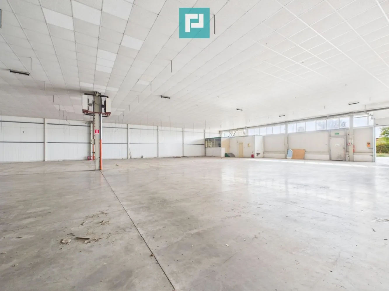 Spațiu depozitare 1.332 mp de închiriat în Ghiroda - Ai nevoie de un spațiu generos pentru depozitare sau logistică ?

Îți propunem un spațiu industrial modern, tip open-space, cu o suprafață de 1,332 mp.
Situat în zona Ghiroda – o locație strategică, cu acces rapid la Timișoara și principalele artere rutiere.

~ Detalii spațiu:
• Suprafață totală ~ 1,332 mp
• Înălțime hală ~ 7 m
• Ușă acces ~ 3 x 3 m
• Spațiu birouri ~ 33 mp
• Compartimentare: Open space
• Etaj: Parter
• Acces direct din stradă

~ Facilități pentru afacerea ta:
• Acces auto
• Uși de acces industriale
• Curent trifazic (380V)
• 2 băi, 1 vestiar, 1 bucătărie
• Locuri de parcare dedicate
• Utilități complete (apă, canalizare, curent, iluminat stradal)
• Acces rapid la șosea (străzi asfaltate și betonate)

~ Acest spațiu este ideal pentru:
• Depozitare
• Logistică 
• Distribuție
• Firme de e-commerce
• Companii de producție cu nevoie de stocare

Pentru detalii suplimentare și vizionări:

Marian Dobre – Consultant Imobiliar PropertyLab Timișoara
Telefon: 0773 700 389

E-mail: marian.dobre@propertylab.ro
Cod Proprietate: 2681959