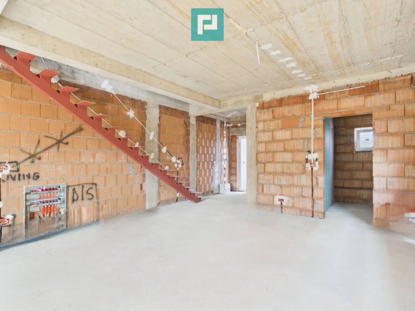 Duplex modern cu etaj si pod 164 mp in Urseni - Duplex modern și primitor, conceput pentru a oferi echilibru între eleganță, funcționalitate și durabilitate.
 
Spații generoase și bine gândite:

Parter: 45 mp – locul ideal pentru zona de zi, unde familia se adună.

Etaj: 72 mp – camere luminoase, perfecte pentru odihnă și intimitate.

Pod: 72 mp – izolat cu spumă poliuretanică, cu multiple posibilități de utilizare.

Terasă de 20 mp – un colț de relaxare în aer liber.

 Confort și tehnologie modernă:

Încălzire în pardoseală cu țeavă pex-penta cupru (garanție 50 ani).

Centrală Ariston cu Wi-Fi – controlezi căldura direct de pe telefon.

Geamuri Tripan Salamander Premium și tencuială Baumit – izolare și design premium.

Poartă automatizată și curent trifazic – pregătit și pentru încărcarea mașinii electrice.

 Siguranță și durabilitate:

Perete comun de 50 cm între cele două unități, pentru un confort termic și fonic sporit.

Izolație cu polistiren EPS 80 și decorativă Sân Marco Premium.

Țiglă Bramac și acoperiș pregătit pentru montarea panourilor fotovoltaice.

 Detalii care fac diferența:

Arhitectura modernă, cu volumetrii echilibrate și finisaje armonizate prin klinker și decorativă.

Curte amenajată, gard din bolțari și spațiu de trecere cu mașina între casă și vecin.

Posibilitatea de a alege finisajele interioare dacă achiziționezi la stadiul de alb.

 Un loc unde designul, tehnologia și calitatea materialelor se îmbină pentru a crea o casă în care să te simți cu adevărat acasă.

Consultant imobiliar : Laurentiu Caraman

Telefon : 0721824896

Email : laurentiu.caraman@propertylab.ro

CP2667409