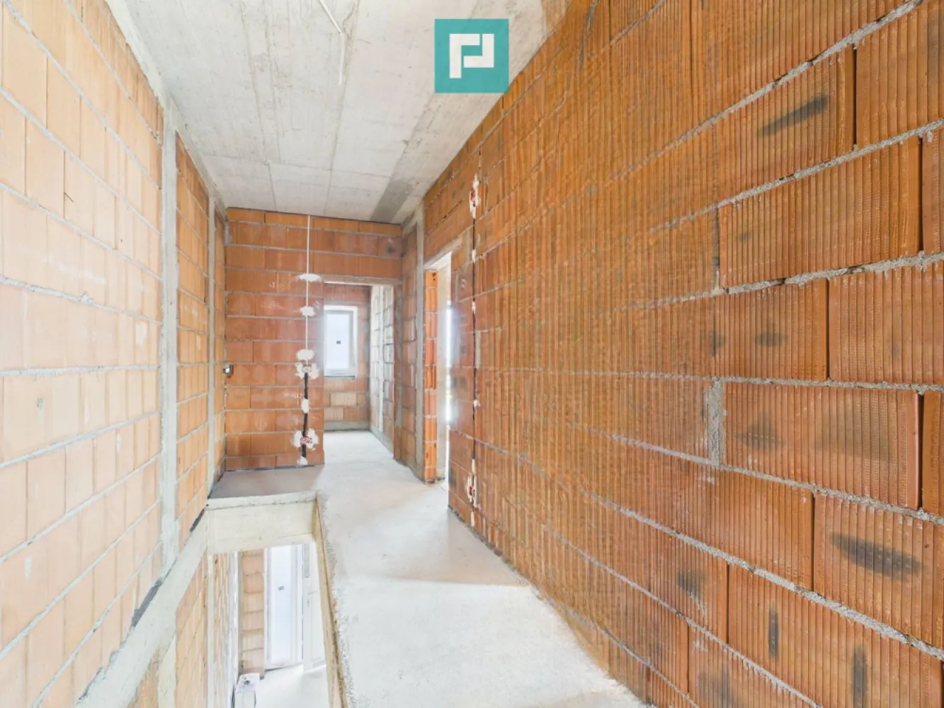 Duplex modern cu etaj si pod 164 mp in Urseni - Duplex modern și primitor, conceput pentru a oferi echilibru între eleganță, funcționalitate și durabilitate.
 
Spații generoase și bine gândite:

Parter: 45 mp – locul ideal pentru zona de zi, unde familia se adună.

Etaj: 72 mp – camere luminoase, perfecte pentru odihnă și intimitate.

Pod: 72 mp – izolat cu spumă poliuretanică, cu multiple posibilități de utilizare.

Terasă de 20 mp – un colț de relaxare în aer liber.

 Confort și tehnologie modernă:

Încălzire în pardoseală cu țeavă pex-penta cupru (garanție 50 ani).

Centrală Ariston cu Wi-Fi – controlezi căldura direct de pe telefon.

Geamuri Tripan Salamander Premium și tencuială Baumit – izolare și design premium.

Poartă automatizată și curent trifazic – pregătit și pentru încărcarea mașinii electrice.

 Siguranță și durabilitate:

Perete comun de 50 cm între cele două unități, pentru un confort termic și fonic sporit.

Izolație cu polistiren EPS 80 și decorativă Sân Marco Premium.

Țiglă Bramac și acoperiș pregătit pentru montarea panourilor fotovoltaice.

 Detalii care fac diferența:

Arhitectura modernă, cu volumetrii echilibrate și finisaje armonizate prin klinker și decorativă.

Curte amenajată, gard din bolțari și spațiu de trecere cu mașina între casă și vecin.

Posibilitatea de a alege finisajele interioare dacă achiziționezi la stadiul de alb.

 Un loc unde designul, tehnologia și calitatea materialelor se îmbină pentru a crea o casă în care să te simți cu adevărat acasă.

Consultant imobiliar : Laurentiu Caraman

Telefon : 0721824896

Email : laurentiu.caraman@propertylab.ro

CP2667409