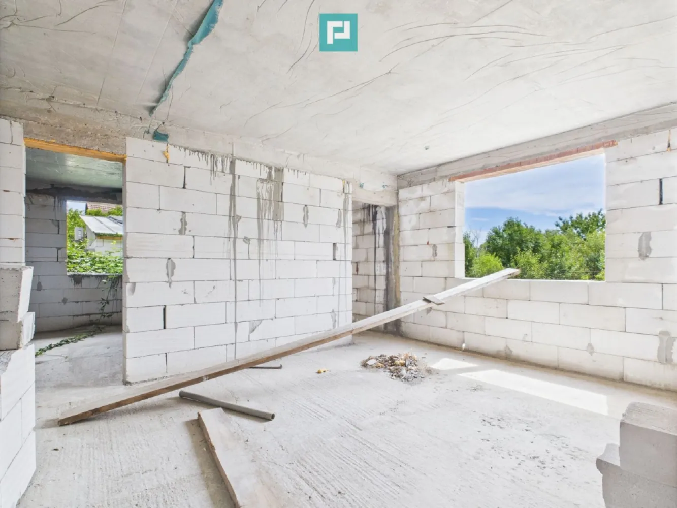 Duplex spațios la roșu – Șag, zonă liniștită - Vă propunem spre vânzare un duplex generos situat în comuna Șag, într-o zonă rezidențială liniștită și în plină dezvoltare, ideal pentru o familie care își dorește să-și personalizeze propria locuință.

Caracteristici:
- Suprafață utilă: 105 mp 
- Suprafață teren: 402 mp 
- Compartimentare eficientă: living, bucătărie, 2 dormitoare, baie 
- Spațiu aerisit, ideal pentru amenajare modernă 
- Curte generoasă cu potențial pentru grădină, foișor sau piscină 

Avantaje:
- Construcție nouă, la stadiul de roșu – perfect pentru a fi amenajată după gustul viitorului proprietar 
- Zonă retrasă, dar aproape de punctele de interes și acces facil către Timișoara 
- Ideal pentru familii sau cupluri care își doresc liniște, spațiu și intimitate 

Pentru mai multe detalii sau vizionare, nu ezitați să ne contactați! 
Această proprietate așteaptă să devină „acasă”. 

Daniela Ianc - consultant imobiliar PropertyLab
telefon: 0722375289
mail: daniela.ianc@propertylab.ro
CP2660628