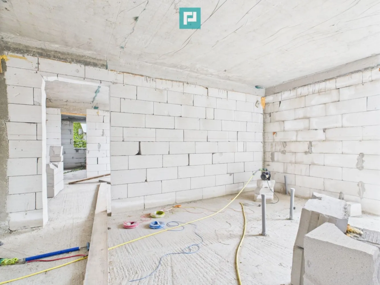 Duplex spațios la roșu – Șag, zonă liniștită - Vă propunem spre vânzare un duplex generos situat în comuna Șag, într-o zonă rezidențială liniștită și în plină dezvoltare, ideal pentru o familie care își dorește să-și personalizeze propria locuință.

Caracteristici:
- Suprafață utilă: 105 mp 
- Suprafață teren: 402 mp 
- Compartimentare eficientă: living, bucătărie, 2 dormitoare, baie 
- Spațiu aerisit, ideal pentru amenajare modernă 
- Curte generoasă cu potențial pentru grădină, foișor sau piscină 

Avantaje:
- Construcție nouă, la stadiul de roșu – perfect pentru a fi amenajată după gustul viitorului proprietar 
- Zonă retrasă, dar aproape de punctele de interes și acces facil către Timișoara 
- Ideal pentru familii sau cupluri care își doresc liniște, spațiu și intimitate 

Pentru mai multe detalii sau vizionare, nu ezitați să ne contactați! 
Această proprietate așteaptă să devină „acasă”. 

Daniela Ianc - consultant imobiliar PropertyLab
telefon: 0722375289
mail: daniela.ianc@propertylab.ro
CP2660628