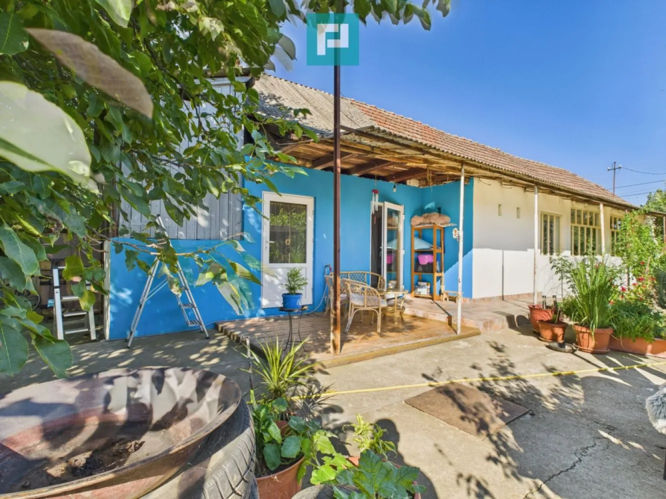Casă 4 camere centru Vinga - Property Lab Arad vă propune o casă situată pe strada principală din Vinga, per un teren de 1170 mp, cu front stradal de peste 15 m.
Casa a fost construită în 1981 dar au fost făcute modernizări ulterioare şi este în stare foarte bună.
Suprafaţa utilă a casei este de 100 mp şi este formată din 4 camere, bucătărie, cămară alimente, baie, cameră tehnică cu C.T. pe gaz şi o pivniţă.
Este realizată din cărămidă, beton armat şi (o parte) din văiugă. 
Şarpanta este din lemn iar învelitoarea din ţiglă.
Ferestrele exterioare sunt tradiţionale, duble, din lemn iar ferestrele interioare şi uşile din PVC.
Pardoselile sunt din parchet laminat şi gresie iar pereţii sunt finisaţi cu vopsea lavabilă şi faianţă.
Casa este racordată la reţelele de curent, apă şi gaz metan iar canalizarea este la pristerul din curte.
Încălzirea este asigurată prin centrala tehnică pe gaz şi calorifere din oţel racordate cu ţevi din cupru.
Este mobilată şi utilată cu plită şi cuptor pe gaz, frigider, combină frigorifică, maşină de spălat rufe.
În curte, pe lângă o platformă betonată pentru parcarea un autoturism, beneficiaţi de un spaţiu cu iarbă şi flori, un nuc imens, un balansoar din lemn dar şi de o terasă acoperită, cu măsuţă şi fotolii de grădină, pentru odihnă şi recreere. 
În spatele curţii aveţi o grădină generoasă de 586 mp cu pomi fructiferi şi grădină de zarzavaturi.
Dacă vă doriţi o casă într-o zonă rurală liniştită, cu aer curat dar la doar 20 km de Arad, locuibilă imediat, nu ezitaţi să ne contactaţi.

Radu Mitran – Consultant imobiliar Property Lab
Tel: +40 751 621 035 – E.mail: radu.mitran@propertylab.ro
sau
Victor Nedelcu – Consultant imobiliar Property Lab
Tel: +40 744 772 772 – E.mail: victor.nedelcu@propertylab.ro

CP2658349