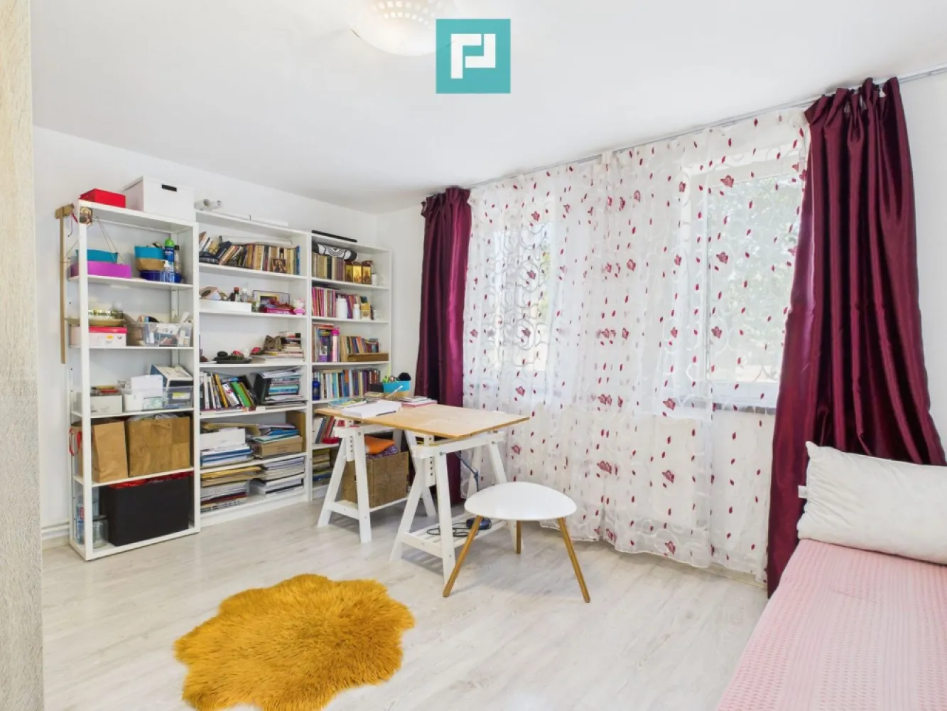 Casă 4 camere centru Vinga - Property Lab Arad vă propune o casă situată pe strada principală din Vinga, per un teren de 1170 mp, cu front stradal de peste 15 m.
Casa a fost construită în 1981 dar au fost făcute modernizări ulterioare şi este în stare foarte bună.
Suprafaţa utilă a casei este de 100 mp şi este formată din 4 camere, bucătărie, cămară alimente, baie, cameră tehnică cu C.T. pe gaz şi o pivniţă.
Este realizată din cărămidă, beton armat şi (o parte) din văiugă. 
Şarpanta este din lemn iar învelitoarea din ţiglă.
Ferestrele exterioare sunt tradiţionale, duble, din lemn iar ferestrele interioare şi uşile din PVC.
Pardoselile sunt din parchet laminat şi gresie iar pereţii sunt finisaţi cu vopsea lavabilă şi faianţă.
Casa este racordată la reţelele de curent, apă şi gaz metan iar canalizarea este la pristerul din curte.
Încălzirea este asigurată prin centrala tehnică pe gaz şi calorifere din oţel racordate cu ţevi din cupru.
Este mobilată şi utilată cu plită şi cuptor pe gaz, frigider, combină frigorifică, maşină de spălat rufe.
În curte, pe lângă o platformă betonată pentru parcarea un autoturism, beneficiaţi de un spaţiu cu iarbă şi flori, un nuc imens, un balansoar din lemn dar şi de o terasă acoperită, cu măsuţă şi fotolii de grădină, pentru odihnă şi recreere. 
În spatele curţii aveţi o grădină generoasă de 586 mp cu pomi fructiferi şi grădină de zarzavaturi.
Dacă vă doriţi o casă într-o zonă rurală liniştită, cu aer curat dar la doar 20 km de Arad, locuibilă imediat, nu ezitaţi să ne contactaţi.

Radu Mitran – Consultant imobiliar Property Lab
Tel: +40 751 621 035 – E.mail: radu.mitran@propertylab.ro
sau
Victor Nedelcu – Consultant imobiliar Property Lab
Tel: +40 744 772 772 – E.mail: victor.nedelcu@propertylab.ro

CP2658349