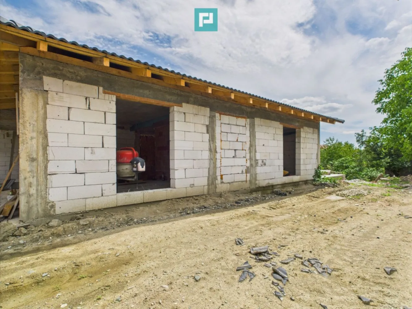 Duplex spațios pe un singur nivel în Șag - Descoperă un duplex construit pe un singur nivel, ideal pentru familii care își doresc confort, intimitate și funcționalitate. Situat pe o stradă privată din localitatea Șag, într-o zonă cu acces rapid la toate punctele de interes, această proprietate reprezintă o alegere excelentă pentru un trai liniștit și armonios.

Caracteristici:
- Suprafață utilă: 105 mp 
- Teren generos: 402 mp 
- Compartimentare decomandată: 
 - 3 camere spațioase + dressing 
 - Bucătărie închisă cu loc de luat masa și ieșire pe terasă 
 - 2 băi 
 - Hol larg și bine delimitat 
- Pod generos pentru depozitare 
- Acoperiș din țiglă, geamuri mari pentru lumină naturală 
- Toate utilitățile racordate 

Stadiu actual: 
Se predă la cheie – cu posibilitatea de alegere a finisajelor de către cumpărător, pentru o personalizare completă!

Potrivit pentru:
- Familii cu copii care caută spațiu și curte 
- Cupluri tinere care își doresc o locuință modernă, gata de personalizat 
- Investitori care vor să achiziționeze o proprietate cu potențial ridicat într-o zonă dezvoltata 

Pentru mai multe detalii și pentru a programa o vizionare, vă rugăm să ne contactați:

Daniela Ianc - consultant imobiliar PropertyLab
telefon: 0722375289
e-mail: daniela.ianc@propertylab.ro

CP2646977