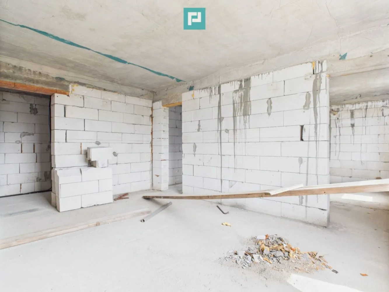 Duplex spațios pe un singur nivel în Șag - Descoperă un duplex construit pe un singur nivel, ideal pentru familii care își doresc confort, intimitate și funcționalitate. Situat pe o stradă privată din localitatea Șag, într-o zonă cu acces rapid la toate punctele de interes, această proprietate reprezintă o alegere excelentă pentru un trai liniștit și armonios.

Caracteristici:
- Suprafață utilă: 105 mp 
- Teren generos: 402 mp 
- Compartimentare decomandată: 
 - 3 camere spațioase + dressing 
 - Bucătărie închisă cu loc de luat masa și ieșire pe terasă 
 - 2 băi 
 - Hol larg și bine delimitat 
- Pod generos pentru depozitare 
- Acoperiș din țiglă, geamuri mari pentru lumină naturală 
- Toate utilitățile racordate 

Stadiu actual: 
Se predă la cheie – cu posibilitatea de alegere a finisajelor de către cumpărător, pentru o personalizare completă!

Potrivit pentru:
- Familii cu copii care caută spațiu și curte 
- Cupluri tinere care își doresc o locuință modernă, gata de personalizat 
- Investitori care vor să achiziționeze o proprietate cu potențial ridicat într-o zonă dezvoltata 

Pentru mai multe detalii și pentru a programa o vizionare, vă rugăm să ne contactați:

Daniela Ianc - consultant imobiliar PropertyLab
telefon: 0722375289
e-mail: daniela.ianc@propertylab.ro

CP2646977
