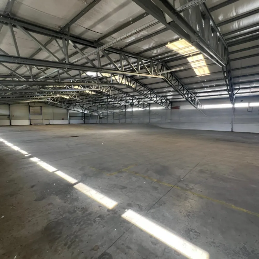 Hală industrială de INCHIRIAT – Tălmaciu Central - Se închiriază hală spațioasă, 938 mp construiți, situată pe un teren generos de 2.400 mp, cu acces direct la DN – poziție excelentă pentru vizibilitate și logistică.&nbsp;Utilități complete: gaz, curent 220V și trifazic, apă, canalizare, internet&nbsp;Dotări moderne: camere video, gard împrejmuitor, două intrări pentru acces facil&nbsp;Încălzire eficientă: turbo-suflante pe gaz&nbsp;Multiple posibilități de utilizare: producție, depozit, logistică, servicii sau alte activități comerciale&nbsp;Localizare: Tălmaciu Central – zonă strategică, acces rapid către Sibiu și infrastructura rutieră principală.&nbsp;Preț: 3.500 EUR / lună