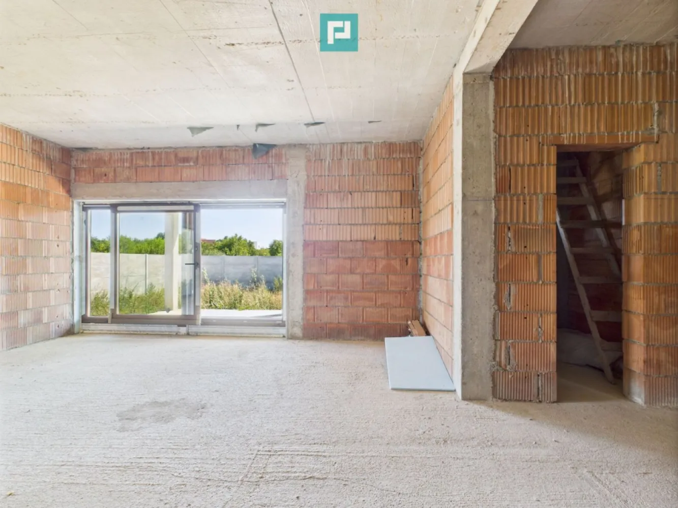Casă la roșu pe parter - Moșnița Veche - PropertyLab vă propune spre vânzare o casă la roșu, bine compartimentată, situată în Moșnița Veche, într-o zonă liniștită și în plină dezvoltare.

Proprietatea dispune de: 
• Suprafață utilă: 130 mp 
• Teren generos: 643 mp 
• Toate utilitățile sunt deja la proprietate 
• Țiglă ceramică Tondach – durabilitate și calitate superioară 
• Tâmplărie PVC cu geamuri tripan – eficiență termică și izolare fonică excelente

Este alegerea ideală pentru cei care doresc să-și personalizeze propria locuință, într-o zonă accesibilă, aproape de oraș.

Contactează-mă pentru mai multe detalii sau o vizionare

Dina Driment – Consultant Imobiliar Property Lab

0721 869 140

dina.driment@propertylab.ro

CP2641536
