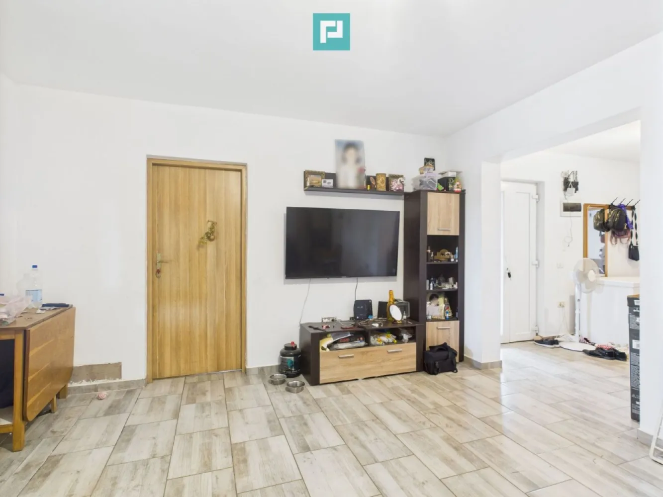 Casă individuală în Sânandrei - Casă cu potențial în Sânandrei – locuibilă la parter, cu etaj compartimentat și terasă

Cauți o casa într-o zonă liniștită, aproape de oraș, dar cu aer curat și spațiu suficient pentru întreaga familie? Îți prezentăm o casă cu etaj din Sânandrei, care îmbină confortul imediat cu potențialul de a o transforma după propriul vis.

 Detalii despre proprietate:

Suprafață utilă totală: 190 mp, amprentă la sol 120 mp

Parter locuibil complet, cu:

Living spațios, ideal pentru serile petrecute în familie

Bucătărie luminoasă, cu ieșire directă pe terasă și în curte

2 dormitoare, perfecte pentru odihnă și intimitate

Baie complet funcțională și un hol generos

Etajul este compartimentat, identic cu parterul, și include o terasă și un balcon la dormitor – ideal pentru relaxare în aer liber

Utilități: gresie, parchet, centrală proprie, apă, fosă septică

Casa este ideală pentru o familie care dorește să locuiască imediat și, în timp, să finalizeze etajul după propriul stil și nevoi. Poate fi și o investiție excelentă, datorită suprafeței mari și compartimentării inteligente.

 Curtea oferă spațiu pentru grădină de 650 mp – un loc în care copiii pot crește frumos, iar tu te poți bucura de momente de liniște după o zi agitată.

Dacă îți dorești mai mult decât o simplă locuință – un loc cald, cu potențial și posibilitatea de a-l modela pe gustul tău – atunci această casă merită văzută! 

Un loc unde te poți bucura de momente de liniște, de confort și de un stil de viață echilibrat.

Programează o vizionare și hai să-l descoperi împreună cu noi!

Consultant imobiliar : Laurentiu Caraman

Telefon : 0721824896

Email : laurentiu.caraman@propertylab.ro

CP2603539
