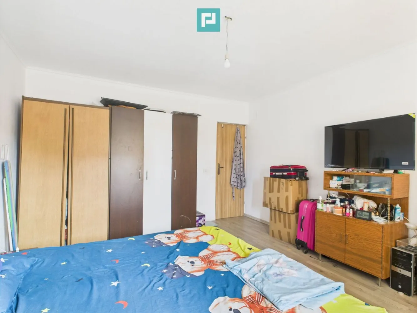 Casă individuală în Sânandrei - Casă cu potențial în Sânandrei – locuibilă la parter, cu etaj compartimentat și terasă

Cauți o casa într-o zonă liniștită, aproape de oraș, dar cu aer curat și spațiu suficient pentru întreaga familie? Îți prezentăm o casă cu etaj din Sânandrei, care îmbină confortul imediat cu potențialul de a o transforma după propriul vis.

 Detalii despre proprietate:

Suprafață utilă totală: 190 mp, amprentă la sol 120 mp

Parter locuibil complet, cu:

Living spațios, ideal pentru serile petrecute în familie

Bucătărie luminoasă, cu ieșire directă pe terasă și în curte

2 dormitoare, perfecte pentru odihnă și intimitate

Baie complet funcțională și un hol generos

Etajul este compartimentat, identic cu parterul, și include o terasă și un balcon la dormitor – ideal pentru relaxare în aer liber

Utilități: gresie, parchet, centrală proprie, apă, fosă septică

Casa este ideală pentru o familie care dorește să locuiască imediat și, în timp, să finalizeze etajul după propriul stil și nevoi. Poate fi și o investiție excelentă, datorită suprafeței mari și compartimentării inteligente.

 Curtea oferă spațiu pentru grădină de 650 mp – un loc în care copiii pot crește frumos, iar tu te poți bucura de momente de liniște după o zi agitată.

Dacă îți dorești mai mult decât o simplă locuință – un loc cald, cu potențial și posibilitatea de a-l modela pe gustul tău – atunci această casă merită văzută! 

Un loc unde te poți bucura de momente de liniște, de confort și de un stil de viață echilibrat.

Programează o vizionare și hai să-l descoperi împreună cu noi!

Consultant imobiliar : Laurentiu Caraman

Telefon : 0721824896

Email : laurentiu.caraman@propertylab.ro

CP2603539