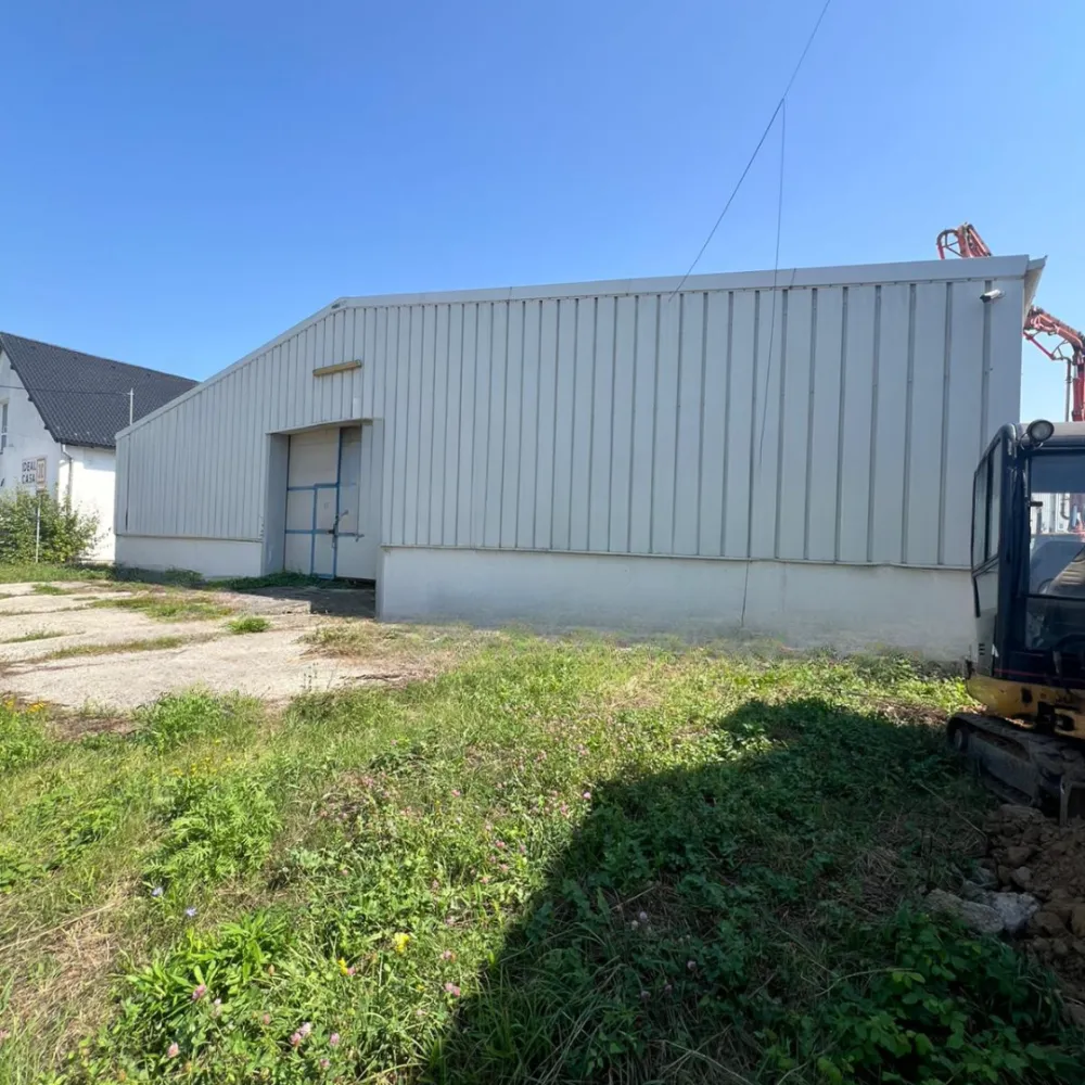 Hală industrială de INCHIRIAT – Tălmaciu Central - Se închiriază hală spațioasă, 938 mp construiți, situată pe un teren generos de 2.400 mp, cu acces direct la DN – poziție excelentă pentru vizibilitate și logistică.&nbsp;Utilități complete: gaz, curent 220V și trifazic, apă, canalizare, internet&nbsp;Dotări moderne: camere video, gard împrejmuitor, două intrări pentru acces facil&nbsp;Încălzire eficientă: turbo-suflante pe gaz&nbsp;Multiple posibilități de utilizare: producție, depozit, logistică, servicii sau alte activități comerciale&nbsp;Localizare: Tălmaciu Central – zonă strategică, acces rapid către Sibiu și infrastructura rutieră principală.&nbsp;Preț: 3.500 EUR / lună