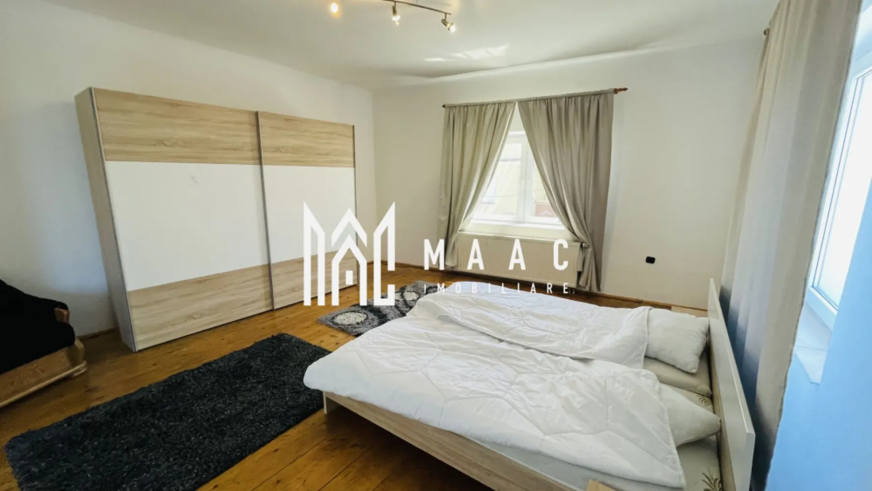 Casa Individuala I 100 MP Utili I teren 600 MP | Turnisor - MAAC Imobiliare vă propune spre vânzare o casă individuală situată în cartierul Turnișor, amplasată într-o zonă liniștită, potrivită pentru locuire, cu acces facil către școli, grădinițe și alte puncte de interes din apropiere.

Locuința are o suprafață utilă de 100 mp și este compartimentată eficient pentru a oferi un spațiu confortabil și funcțional pentru întreaga familie. Compartimentarea interioară include camere bine dimensionate, potrivite atât pentru locuire permanentă, cât și pentru amenajarea unui spațiu modern și practic.
-2 dormitoare
-living
-bucătărie
-baie

Proprietatea este amplasată pe un teren generos de 620 mp, dintre care curtea liberă are o suprafață de aproximativ 480 mp, oferind multiple posibilități de amenajare pentru grădină, zonă de relaxare sau spațiu pentru activități în aer liber.

Casa se află într-o zonă rezidențială liniștită din Turnișor, apreciată pentru accesul facil către unități de învățământ, magazine și alte facilități urbane, fiind o alegere potrivită pentru familiile care își doresc confort și spațiu într-un cadru plăcut.

Pentru mai multe detalii, vă rugăm să menționați telefonic că ați văzut anunțul cu CP1547452.