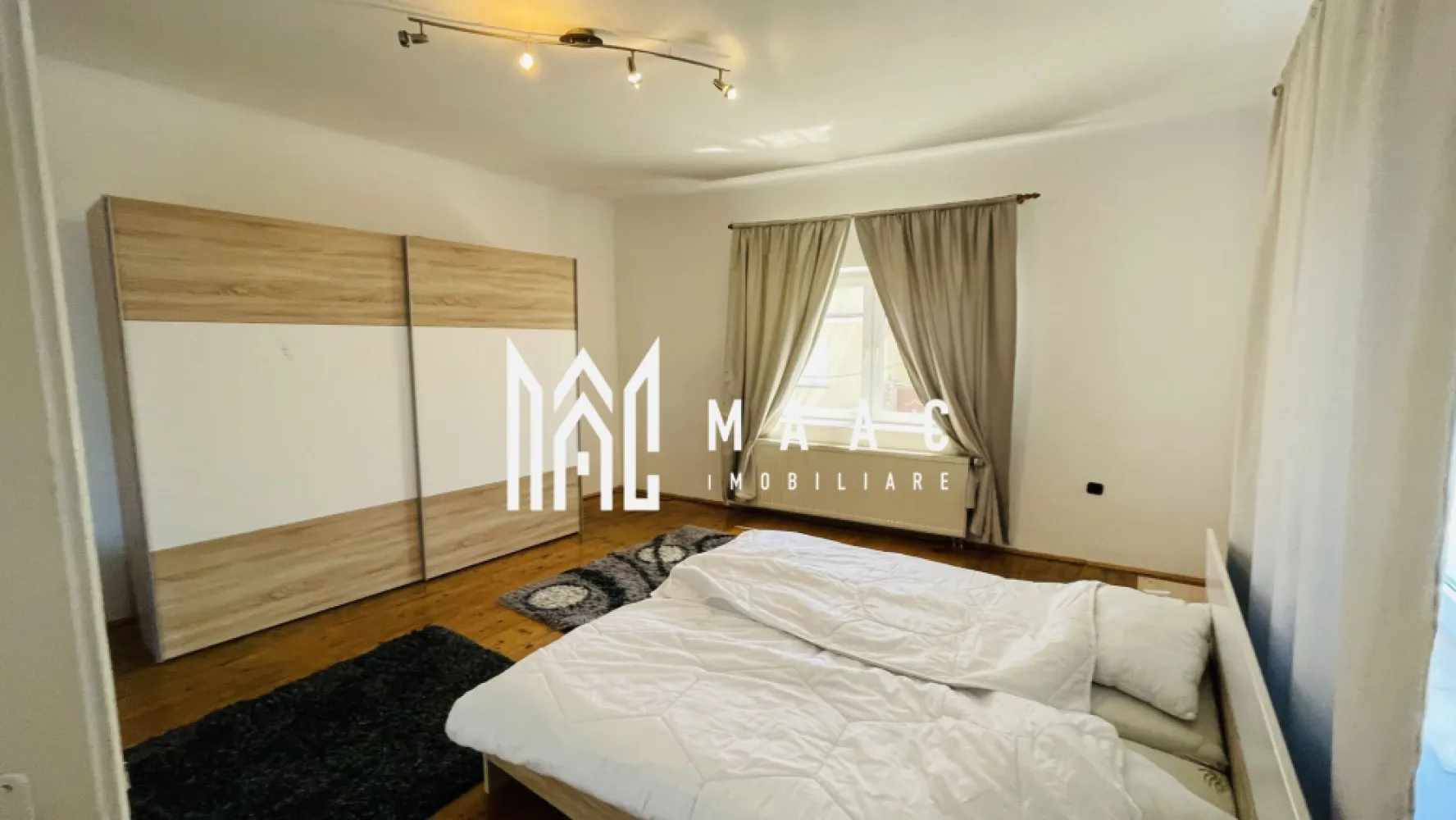Casa Individuala I 100 MP Utili I teren 600 MP | Turnisor - MAAC Imobiliare vă propune spre vânzare o casă individuală situată în cartierul Turnișor, amplasată într-o zonă liniștită, potrivită pentru locuire, cu acces facil către școli, grădinițe și alte puncte de interes din apropiere.

Locuința are o suprafață utilă de 100 mp și este compartimentată eficient pentru a oferi un spațiu confortabil și funcțional pentru întreaga familie. Compartimentarea interioară include camere bine dimensionate, potrivite atât pentru locuire permanentă, cât și pentru amenajarea unui spațiu modern și practic.
-2 dormitoare
-living
-bucătărie
-baie

Proprietatea este amplasată pe un teren generos de 620 mp, dintre care curtea liberă are o suprafață de aproximativ 480 mp, oferind multiple posibilități de amenajare pentru grădină, zonă de relaxare sau spațiu pentru activități în aer liber.

Casa se află într-o zonă rezidențială liniștită din Turnișor, apreciată pentru accesul facil către unități de învățământ, magazine și alte facilități urbane, fiind o alegere potrivită pentru familiile care își doresc confort și spațiu într-un cadru plăcut.

Pentru mai multe detalii, vă rugăm să menționați telefonic că ați văzut anunțul cu CP1547452.