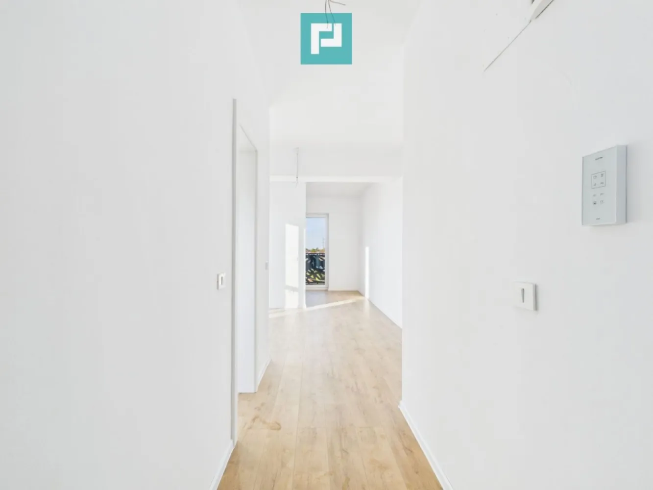 Apartament cu 2 camere | Bloc Nou | Zona Aradului - Apartament cu 2 camere | Construcție Nouă 2025 | Zona Aradului, Timișoara

~ Cauți un apartament modern, bine compartimentat și amplasat într-una dintre cele mai căutate zone din Timișoara ? 
~ Acest apartament este ideal pentru tineri profesioniști, cupluri sau pentru o investiție sigură.

~ Caracteristici principale :
• Suprafață: ~ 43 mp + balcon ~ 4 mp
• Etaj: 3 din 4
• Lift
• Clădire finalizată în 2025
• Finisaje moderne
• Încălzire în pardoseală și centrală proprie
• Baie cu geam
• Bucătărie închisă
• Geamuri tripan și izolație exterioară
• Balcon și vedere panoramică 
• Loc de parcare subteran - disponibil opțional (9.000 euro)

~ Locație :
• Zona Aradului oferă acces rapid la mijloace de transport, supermarketuri, servicii și zone office, fiind una dintre cele mai sigure opțiuni pentru locuire sau investiție.

~ Suna-mă acum pentru detalii suplimentare și vizionări :

• Marian Dobre – Consultant Imobiliar PropertyLab Timișoara
• Telefon: 0773 700 389

E-mail: marian.dobre@propertylab.ro
Cod Proprietate: 2583605