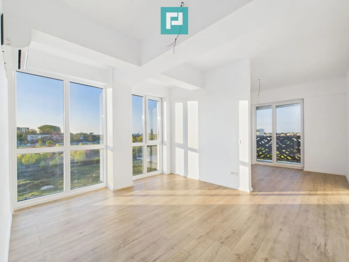 Apartament cu 2 camere | Bloc Nou | Zona Aradului - Apartament cu 2 camere | Construcție Nouă 2025 | Zona Aradului, Timișoara

~ Cauți un apartament modern, bine compartimentat și amplasat într-una dintre cele mai căutate zone din Timișoara ? 
~ Acest apartament este ideal pentru tineri profesioniști, cupluri sau pentru o investiție sigură.

~ Caracteristici principale :
• Suprafață: ~ 43 mp + balcon ~ 4 mp
• Etaj: 3 din 4
• Lift
• Clădire finalizată în 2025
• Finisaje moderne
• Încălzire în pardoseală și centrală proprie
• Baie cu geam
• Bucătărie închisă
• Geamuri tripan și izolație exterioară
• Balcon și vedere panoramică 
• Loc de parcare subteran - disponibil opțional (9.000 euro)

~ Locație :
• Zona Aradului oferă acces rapid la mijloace de transport, supermarketuri, servicii și zone office, fiind una dintre cele mai sigure opțiuni pentru locuire sau investiție.

~ Suna-mă acum pentru detalii suplimentare și vizionări :

• Marian Dobre – Consultant Imobiliar PropertyLab Timișoara
• Telefon: 0773 700 389

E-mail: marian.dobre@propertylab.ro
Cod Proprietate: 2583605