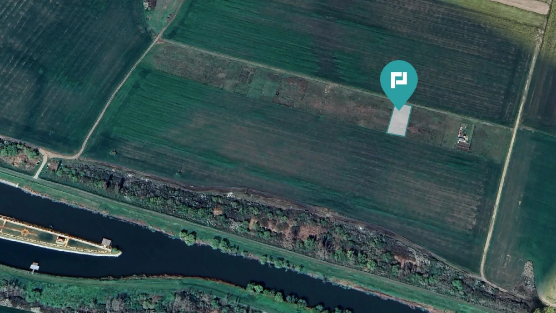 Teren intravilan Sanmihaiu Roman - De vânzare teren intravilan – Sanmihaiu Român
Oportunitate excelentă de investiție!

Vă propunem spre vânzare un teren intravilan situat în localitatea Sânmihaiu Român, ideal pentru construcții rezidențiale. Terenul se află într-o zonă liniștită, cu acces facil către Timișoara și beneficiază de toate avantajele unei comunități în plină dezvoltare.

 Caracteristici:
- Suprafață: 665 mp 
- Destinație: Curți – construcții 
- Front stradal: 18 metri 
- Teren drept, poziționat excelent 
- Utilități în apropiere 

Terenul este ideal pentru construirea unei case familiale sau pentru investiție în vederea dezvoltării unui proiect rezidențial.

Pentru mai multe informații sau programarea unei vizionări, nu ezitați să mă contactați:

Pentru mai multe informații sau pentru a programa o vizionare, nu ezitați să mă contactați,
Daniela Ianc - Consultant Imobiliar PropertyLab Timișoara
Telefon: 0722375289

Mail: daniela.ianc@propertylab.ro
Cod Proprietate: CP2582518
