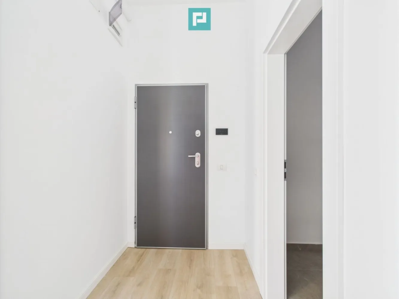 Apartament 2 camere cu gradină proprie, Freidorf - Descoperă un apartament nou, situat la parterul unui bloc modern, finalizat.

Cu un design contemporan și finisaje de calitate, această locuință oferă confortul ideal.

~ Caracteristici principale:

• Suprafață utilă: 55 mp

• Gradina proprie : 62 mp

• Compartimentare decomandată:

• Living spațios 

• Dormitor cu dressing

• Bucătărie închisă 

• Baie modernă, dotată cu cadă

• Centrală proprie

• Încălzire prin pardoseală

• Imobil de top:

• Construcție din cărămidă, izolație termică exterioară

• Securitate ridicată: interfon, supraveghere video, acces auto cu telecomandă

~ Locație excelentă:

• Străzi asfaltate, iluminat public

• Acces rapid la mijloace de transport în comun

• Conectat la toate utilitățile: gaz, curent , apă, canalizare, internet, CATV

Oferim consultanță gratuită pentru obținerea celui mai avantajos credit!

Un apartament care îmbină confortul, siguranța și funcționalitatea. Merită văzut!

Pentru vizionare și mai multe detalii, contactează-mă:

Dina Driment – Consultant Imobiliar Property Lab

telefon : 0721 869 140

e-mail : dina.driment@propertylab.ro

CP2581450