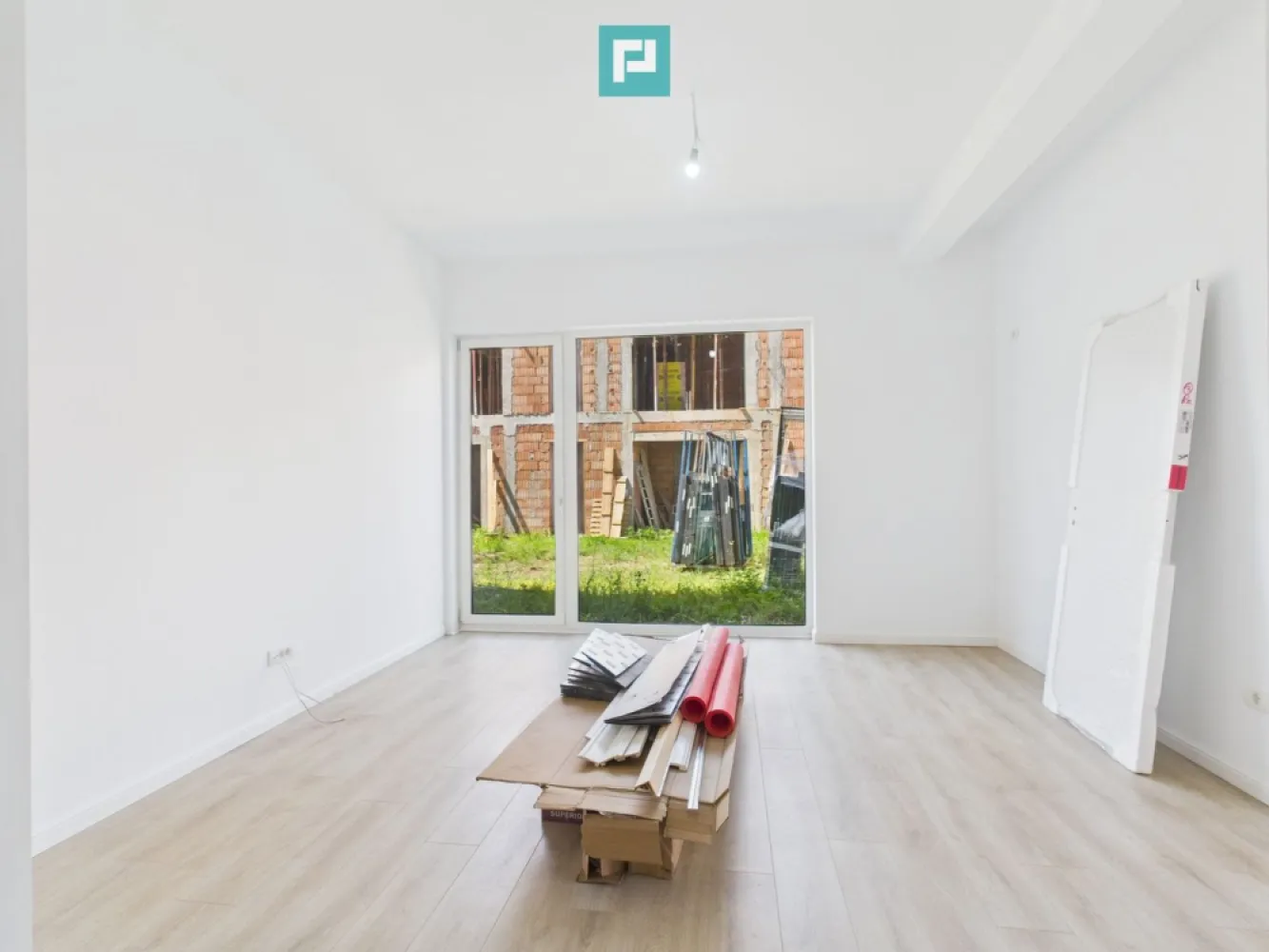 Apartament 2 camere cu gradină proprie, Freidorf - Descoperă un apartament nou, situat la parterul unui bloc modern, finalizat.

Cu un design contemporan și finisaje de calitate, această locuință oferă confortul ideal.

~ Caracteristici principale:

• Suprafață utilă: 55 mp

• Gradina proprie : 62 mp

• Compartimentare decomandată:

• Living spațios 

• Dormitor cu dressing

• Bucătărie închisă 

• Baie modernă, dotată cu cadă

• Centrală proprie

• Încălzire prin pardoseală

• Imobil de top:

• Construcție din cărămidă, izolație termică exterioară

• Securitate ridicată: interfon, supraveghere video, acces auto cu telecomandă

~ Locație excelentă:

• Străzi asfaltate, iluminat public

• Acces rapid la mijloace de transport în comun

• Conectat la toate utilitățile: gaz, curent , apă, canalizare, internet, CATV

Oferim consultanță gratuită pentru obținerea celui mai avantajos credit!

Un apartament care îmbină confortul, siguranța și funcționalitatea. Merită văzut!

Pentru vizionare și mai multe detalii, contactează-mă:

Dina Driment – Consultant Imobiliar Property Lab

telefon : 0721 869 140

e-mail : dina.driment@propertylab.ro

CP2581450