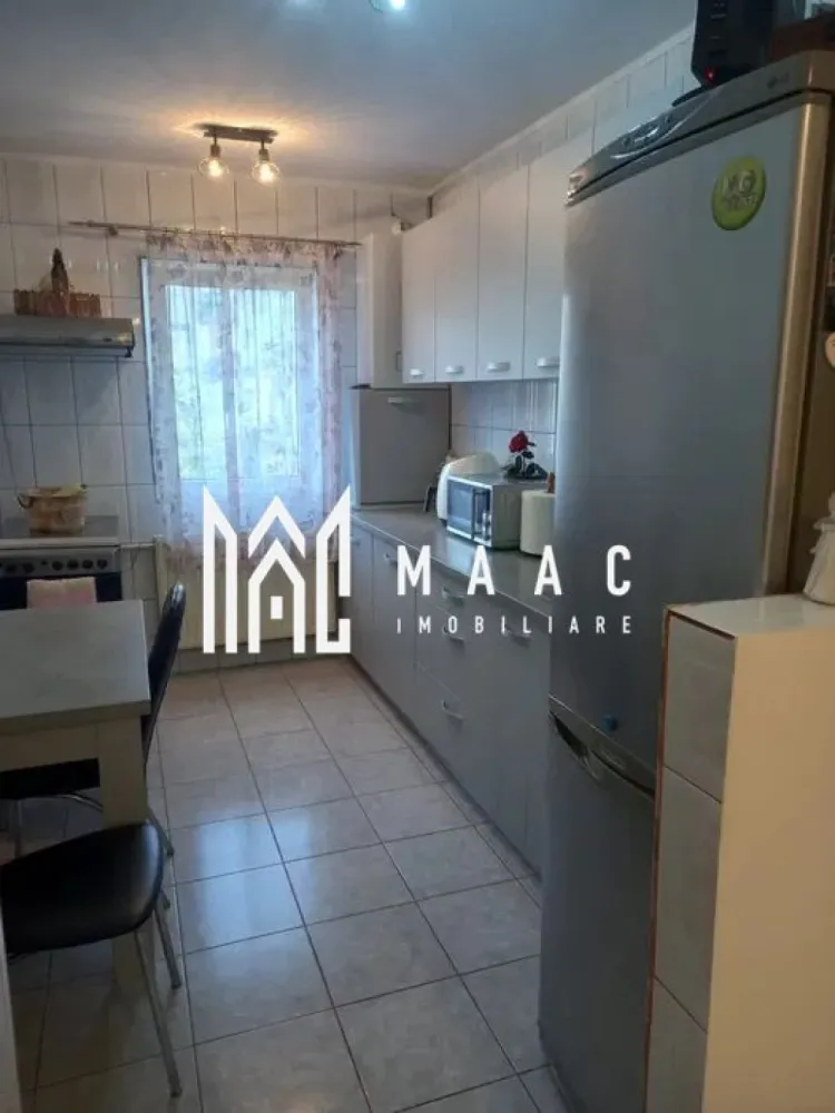 Oportunitate | Apartament 4 camere | 89MPU | Etaj 1 | Valea Aurie - MAAC Imobiliare vă propune spre vânzare un apartament spațios cu 4 camere situat în zona Valea Aurie din Sibiu, amplasat la etajul 1 al unui imobil cu 4 niveluri, într-o zonă apreciată pentru liniște și apropierea de natură.

Locuința este decomandată și are o suprafață utilă de 89 mp, oferind o compartimentare practică și confortabilă, potrivită pentru o familie care își dorește spațiu generos și funcționalitate.

Compartimentarea apartamentului este următoarea:
-4 camere: 2 dormitoare, o cameră utilizată ca dining și un living
-2 băi
-bucătărie separată
-hol spațios

Proprietatea dispune și de pivniță proprie, oferind spațiu suplimentar pentru depozitare.

Avantajele locuinței includ:
-amplasare într-o zonă liniștită, aproape de pădure
-acces facil către școli, grădinițe și mijloace de transport
-bloc îngrijit, cu vecini liniștiți
-lumină naturală pe tot parcursul zilei

Apartamentul reprezintă o opțiune potrivită pentru cei care își doresc confort, spațiu și o locație convenabilă într-un cartier apreciat al orașului.

Pentru mai multe detalii, vă rugăm să menționați telefonic că ați văzut anunțul cu CP2740125.