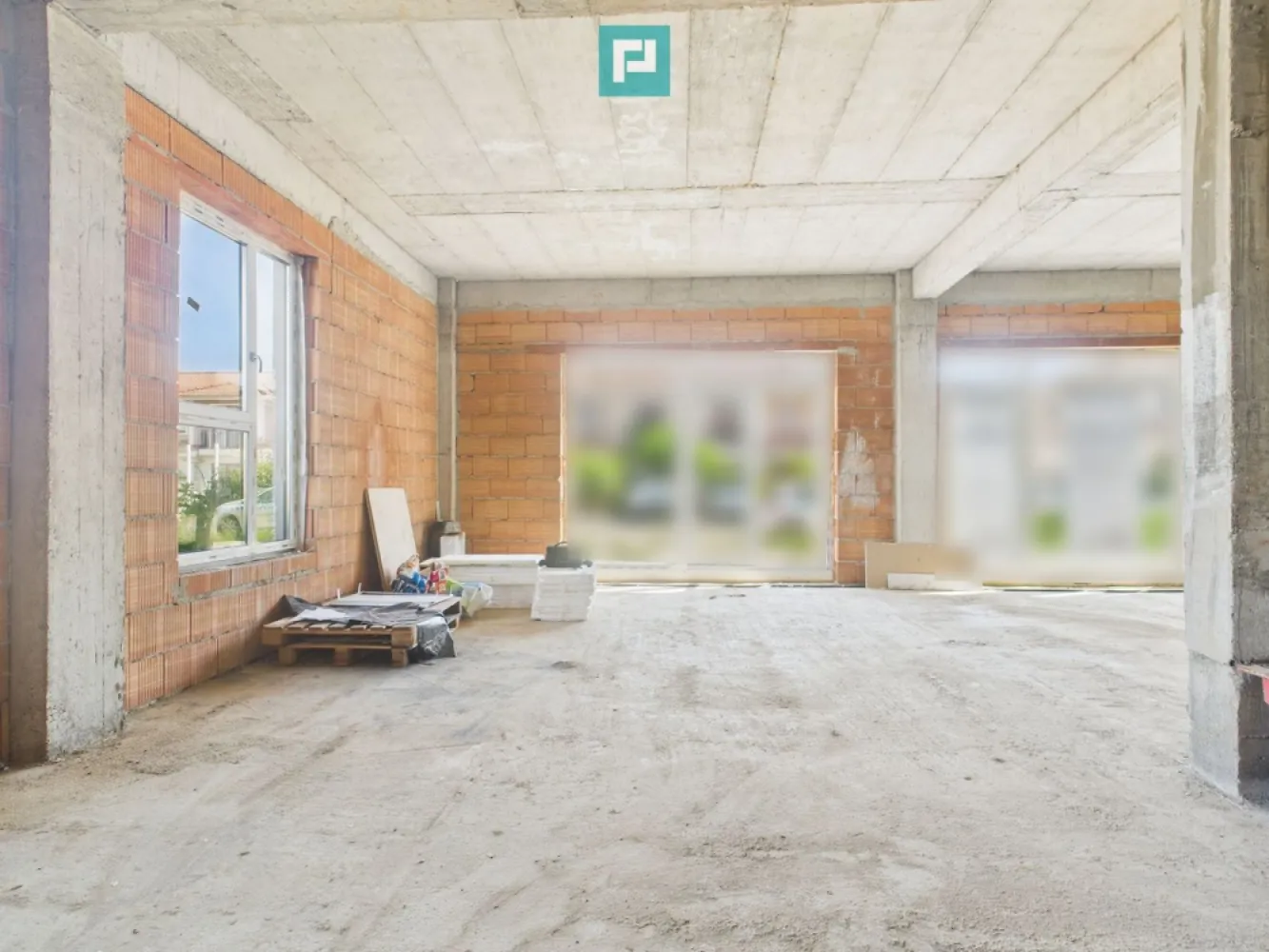 Spațiu comercial 101 m² în Freidorf - De închiriat – Spațiu comercial 101 m² în Freidorf – ideal pentru salon, clinică sau activități comerciale

Suprafață utilă: 101 m² 
Localizare: Freidorf – zonă accesibilă, cu vizibilitate excelentă și trafic pietonal/auto 
Stadiu: la roșu – se amenajează în funcție de nevoile chiriașului, cu flexibilitate maximă 
Acces: 2 intrări – permite compartimentare în două spații independente sau utilizare integrală 
Vitrine mari: ideale pentru expunere, lumină naturală și atragerea clienților 
Locuri de parcare: disponibile în fața spațiului 

Destinații posibile: 
- salon de înfrumusețare / coafor / manichiură 
- clinică medicală / stomatologică 
- magazin cu amănuntul 
- birouri / showroom 
- orice altă activitate comercială 

Chirie: 
- 1.500 €+TVA / lună – pentru fiecare spațiu, în cazul compartimentării 
- 1800 €+TVA / lună – pentru întreaga suprafață închiriată de o singură firmă 

Avantaje: 
- Posibilitate de personalizare interioară în funcție de domeniul de activitate 
- Spațiu nou, versatil, într-o zonă dezvoltată 
- Acces facil, parcare și vizibilitate bună din stradă 
- Flexibilitate în negocierea termenilor contractuali și în stabilirea 
Disponibil imediat. 

Contact: Daniela Ianc - Consultant Imobiliar PropertyLab Timișoara
Telefon: 0722375289
Mail: daniela.ianc@propertylab.ro
Cod Proprietate: CP2581392

Sună pentru mai multe detalii sau programare vizionare.