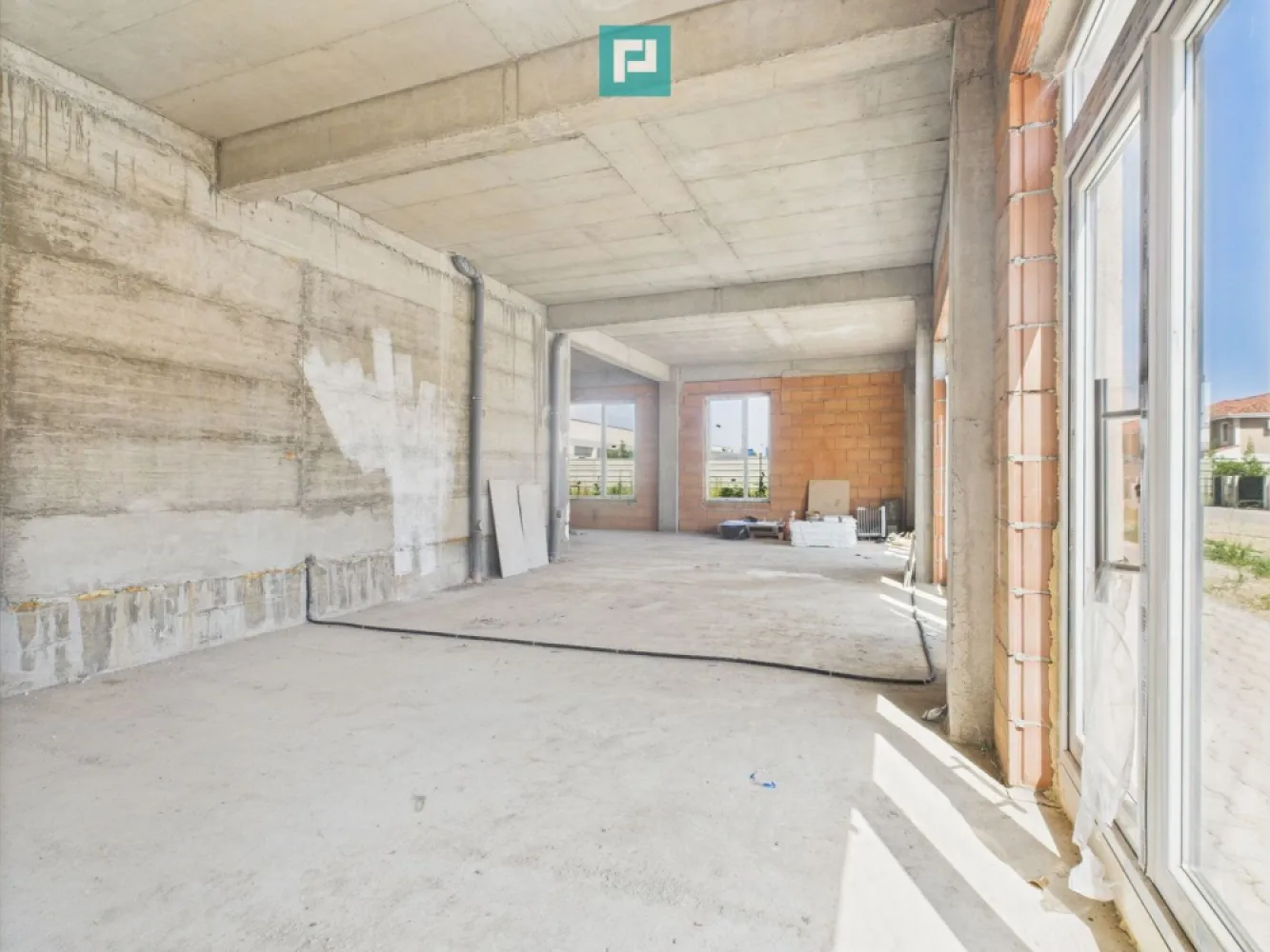 Spațiu comercial 101 m² în Freidorf - De închiriat – Spațiu comercial 101 m² în Freidorf – ideal pentru salon, clinică sau activități comerciale

Suprafață utilă: 101 m² 
Localizare: Freidorf – zonă accesibilă, cu vizibilitate excelentă și trafic pietonal/auto 
Stadiu: la roșu – se amenajează în funcție de nevoile chiriașului, cu flexibilitate maximă 
Acces: 2 intrări – permite compartimentare în două spații independente sau utilizare integrală 
Vitrine mari: ideale pentru expunere, lumină naturală și atragerea clienților 
Locuri de parcare: disponibile în fața spațiului 

Destinații posibile: 
- salon de înfrumusețare / coafor / manichiură 
- clinică medicală / stomatologică 
- magazin cu amănuntul 
- birouri / showroom 
- orice altă activitate comercială 

Chirie: 
- 1.500 €+TVA / lună – pentru fiecare spațiu, în cazul compartimentării 
- 1800 €+TVA / lună – pentru întreaga suprafață închiriată de o singură firmă 

Avantaje: 
- Posibilitate de personalizare interioară în funcție de domeniul de activitate 
- Spațiu nou, versatil, într-o zonă dezvoltată 
- Acces facil, parcare și vizibilitate bună din stradă 
- Flexibilitate în negocierea termenilor contractuali și în stabilirea 
Disponibil imediat. 

Contact: Daniela Ianc - Consultant Imobiliar PropertyLab Timișoara
Telefon: 0722375289
Mail: daniela.ianc@propertylab.ro
Cod Proprietate: CP2581392

Sună pentru mai multe detalii sau programare vizionare.