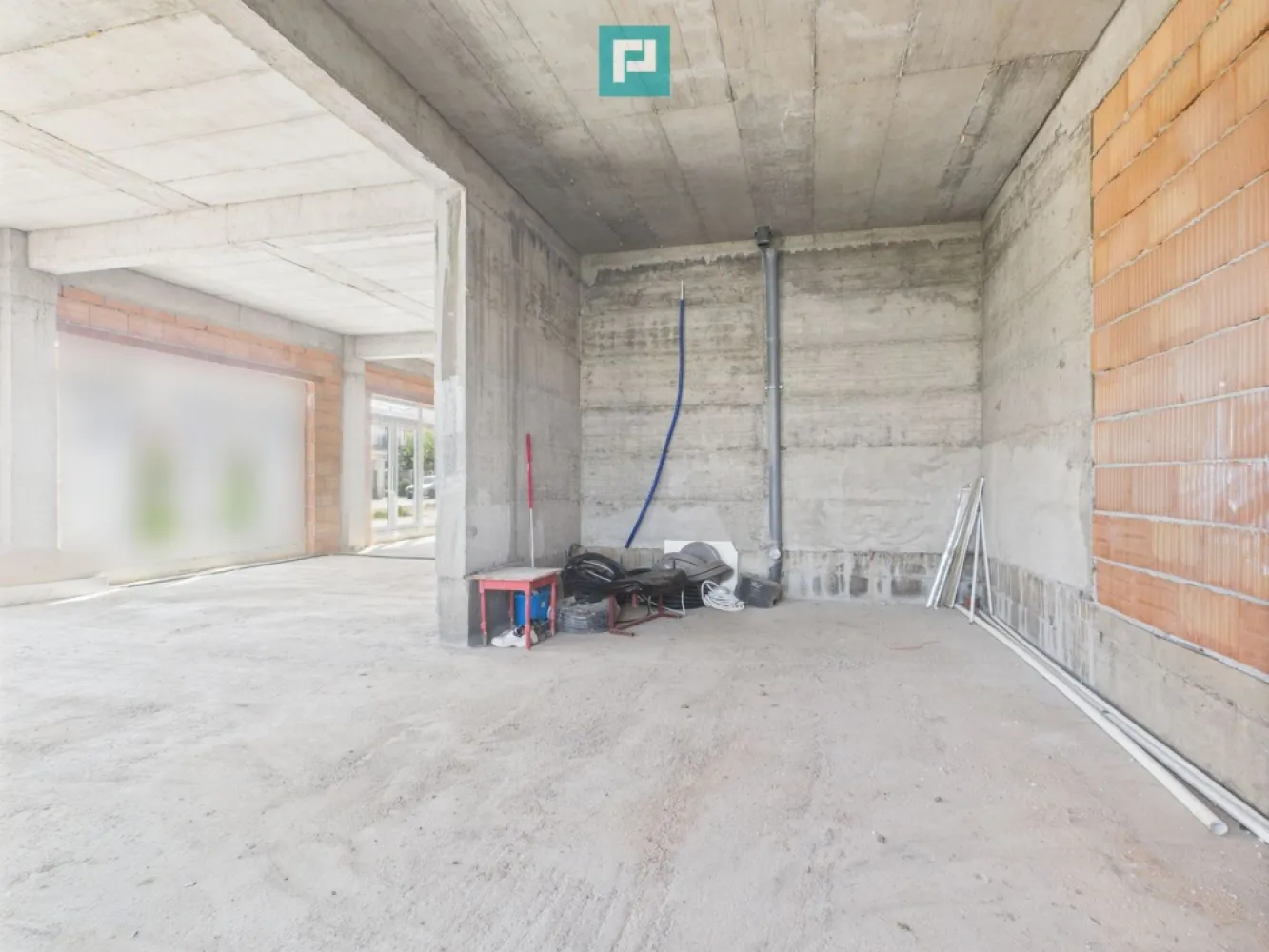 Spațiu comercial 101 m² în Freidorf - De închiriat – Spațiu comercial 101 m² în Freidorf – ideal pentru salon, clinică sau activități comerciale

Suprafață utilă: 101 m² 
Localizare: Freidorf – zonă accesibilă, cu vizibilitate excelentă și trafic pietonal/auto 
Stadiu: la roșu – se amenajează în funcție de nevoile chiriașului, cu flexibilitate maximă 
Acces: 2 intrări – permite compartimentare în două spații independente sau utilizare integrală 
Vitrine mari: ideale pentru expunere, lumină naturală și atragerea clienților 
Locuri de parcare: disponibile în fața spațiului 

Destinații posibile: 
- salon de înfrumusețare / coafor / manichiură 
- clinică medicală / stomatologică 
- magazin cu amănuntul 
- birouri / showroom 
- orice altă activitate comercială 

Chirie: 
- 1.500 €+TVA / lună – pentru fiecare spațiu, în cazul compartimentării 
- 1800 €+TVA / lună – pentru întreaga suprafață închiriată de o singură firmă 

Avantaje: 
- Posibilitate de personalizare interioară în funcție de domeniul de activitate 
- Spațiu nou, versatil, într-o zonă dezvoltată 
- Acces facil, parcare și vizibilitate bună din stradă 
- Flexibilitate în negocierea termenilor contractuali și în stabilirea 
Disponibil imediat. 

Contact: Daniela Ianc - Consultant Imobiliar PropertyLab Timișoara
Telefon: 0722375289
Mail: daniela.ianc@propertylab.ro
Cod Proprietate: CP2581392

Sună pentru mai multe detalii sau programare vizionare.