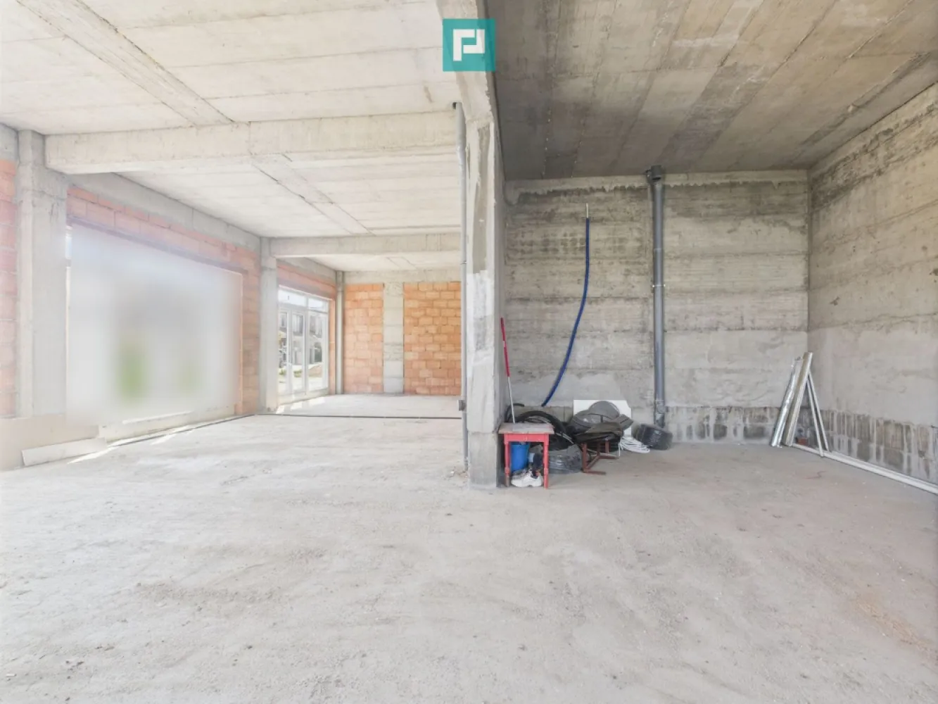 Spațiu comercial 101 m² în Freidorf - De închiriat – Spațiu comercial 101 m² în Freidorf – ideal pentru salon, clinică sau activități comerciale

Suprafață utilă: 101 m² 
Localizare: Freidorf – zonă accesibilă, cu vizibilitate excelentă și trafic pietonal/auto 
Stadiu: la roșu – se amenajează în funcție de nevoile chiriașului, cu flexibilitate maximă 
Acces: 2 intrări – permite compartimentare în două spații independente sau utilizare integrală 
Vitrine mari: ideale pentru expunere, lumină naturală și atragerea clienților 
Locuri de parcare: disponibile în fața spațiului 

Destinații posibile: 
- salon de înfrumusețare / coafor / manichiură 
- clinică medicală / stomatologică 
- magazin cu amănuntul 
- birouri / showroom 
- orice altă activitate comercială 

Chirie: 
- 1.500 €+TVA / lună – pentru fiecare spațiu, în cazul compartimentării 
- 1800 €+TVA / lună – pentru întreaga suprafață închiriată de o singură firmă 

Avantaje: 
- Posibilitate de personalizare interioară în funcție de domeniul de activitate 
- Spațiu nou, versatil, într-o zonă dezvoltată 
- Acces facil, parcare și vizibilitate bună din stradă 
- Flexibilitate în negocierea termenilor contractuali și în stabilirea 
Disponibil imediat. 

Contact: Daniela Ianc - Consultant Imobiliar PropertyLab Timișoara
Telefon: 0722375289
Mail: daniela.ianc@propertylab.ro
Cod Proprietate: CP2581392

Sună pentru mai multe detalii sau programare vizionare.