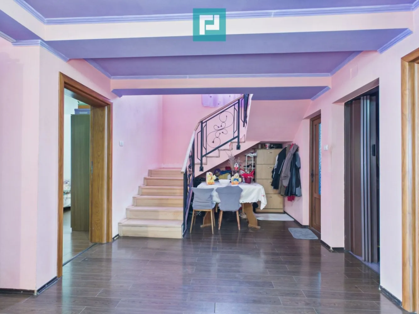 Casă individuală în Săcălaz - 2063 mp teren - Casă individuală cu potențial de investiție în Săcălaz – teren generos de peste 2.000 mp!

Property Lab vă propune spre vânzare o proprietate spațioasă și versatilă, situată în localitatea Săcălaz, ideală atât pentru locuință familială cât și pentru dezvoltarea unei afaceri (azil, centru medical, pensiune etc.).

Detalii cheie:
- Teren: 2.063 mp 
- Suprafață construită: 336 mp 
- Suprafață utilă: 252 mp 
- Compartimentare:
 - 6 dormitoare
 - 3 băi (2 la etaj, 1 la parter + baie de serviciu)
 - Living generos
 - Bucătărie spațioasă
 - 2 balcoane, dintre care unul cu terasă

Dotări & facilități:
- Centrală pe gaz
- Racord la canalizare
- Grădină foarte mare, ideală pentru relaxare sau extindere
- Casă veche în curte, ce poate fi demolată sau renovată
- Posibilitate de construire a încă 2 case pe teren

Proprietatea beneficiază de planuri detaliate, disponibile în galeria foto.

O oportunitate excelentă pentru cei care caută spațiu, intimitate și potențial de dezvoltare într-o zonă liniștită, dar bine conectată cu Timișoara.

Contactează-mă pentru mai multe detalii și pentru a programa o vizionare 
Dina Driment - consultant imobiliar Property Lab 
telefon: 0721869140
e-mail: dina.driment@propertylab.ro

CP 2577512
