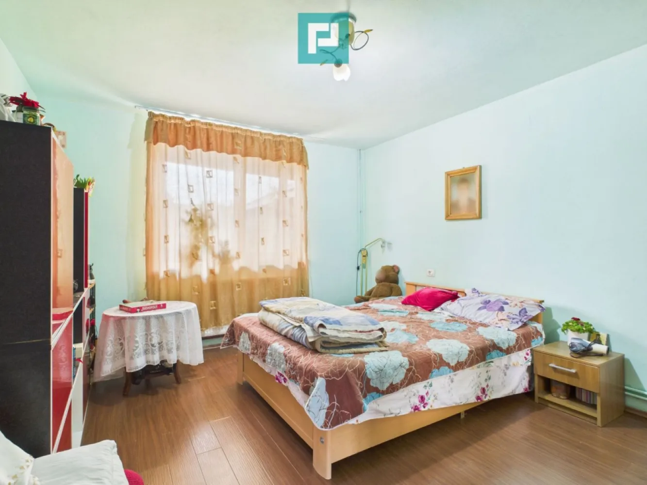 Casă individuală în Săcălaz - 2063 mp teren - Casă individuală cu potențial de investiție în Săcălaz – teren generos de peste 2.000 mp!

Property Lab vă propune spre vânzare o proprietate spațioasă și versatilă, situată în localitatea Săcălaz, ideală atât pentru locuință familială cât și pentru dezvoltarea unei afaceri (azil, centru medical, pensiune etc.).

Detalii cheie:
- Teren: 2.063 mp 
- Suprafață construită: 336 mp 
- Suprafață utilă: 252 mp 
- Compartimentare:
 - 6 dormitoare
 - 3 băi (2 la etaj, 1 la parter + baie de serviciu)
 - Living generos
 - Bucătărie spațioasă
 - 2 balcoane, dintre care unul cu terasă

Dotări & facilități:
- Centrală pe gaz
- Racord la canalizare
- Grădină foarte mare, ideală pentru relaxare sau extindere
- Casă veche în curte, ce poate fi demolată sau renovată
- Posibilitate de construire a încă 2 case pe teren

Proprietatea beneficiază de planuri detaliate, disponibile în galeria foto.

O oportunitate excelentă pentru cei care caută spațiu, intimitate și potențial de dezvoltare într-o zonă liniștită, dar bine conectată cu Timișoara.

Contactează-mă pentru mai multe detalii și pentru a programa o vizionare 
Dina Driment - consultant imobiliar Property Lab 
telefon: 0721869140
e-mail: dina.driment@propertylab.ro

CP 2577512