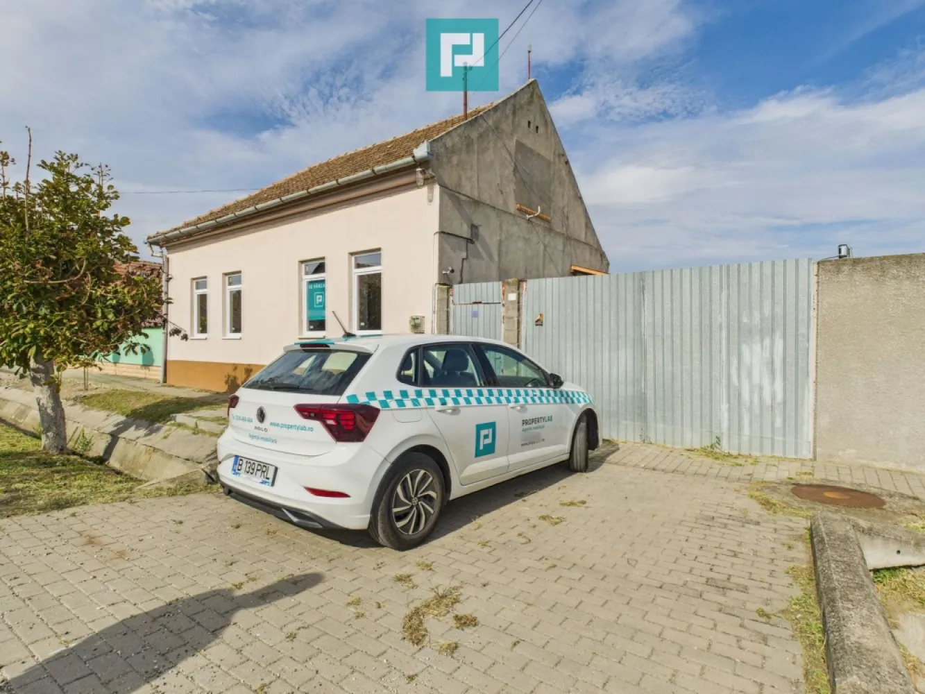 Casă spatioasă și solidă în Pecica - Vă propun spre vânzare o casă spațioasă și solidă în Pecica, într-o zonă bună și liniștită.

Proprietatea este amplasată pe un teren generos de 1065 mp, suprafață construită de aproximativ 200 mp și o suprafață utilă de 120 mp.

Detalii proprietate:

3 camere spațioase și luminoase

curte mare de 800 mp, ideală pentru relaxare sau amenajări diverse

2 poduri de intrare auto, acces facil pentru mai multe mașini

anexe utile pentru depozitare sau alte funcțiuni

sobă/teracotă pentru încălzire și copt, funcțională

pivniță și pod

Locație liniștită, potrivită atât pentru locuit, cât și pentru investiție.

Se acceptă și schimb cu apartament în Arad + diferență!!

Dacă v-am stârnit interesul și doriți să achiziționați o casă solidă cu teren generos, într-o zonă liniștită din Pecica, vă stau la dispoziție la:
Telefon: 0760672985
Email: jeanina.campan@propertylab.ro
Jeanina Câmpan consultant imobiliar Propertylab

Casă spatioasă și solidă în Pecica CP2571262