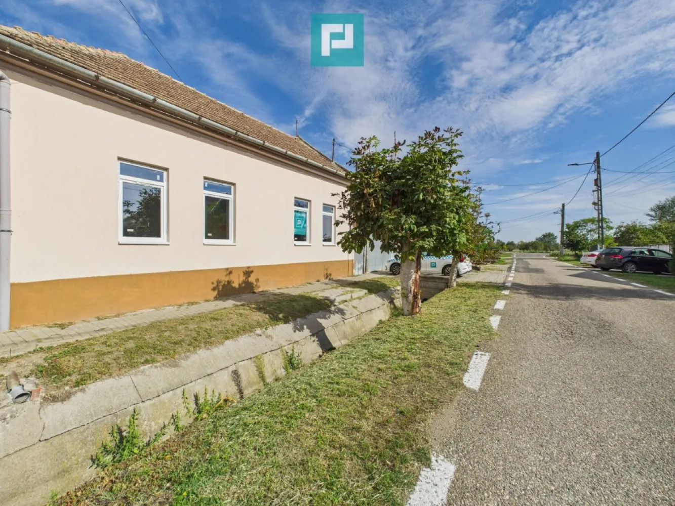 Casă spatioasă și solidă în Pecica - Vă propun spre vânzare o casă spațioasă și solidă în Pecica, într-o zonă bună și liniștită.

Proprietatea este amplasată pe un teren generos de 1065 mp, suprafață construită de aproximativ 200 mp și o suprafață utilă de 120 mp.

Detalii proprietate:

3 camere spațioase și luminoase

curte mare de 800 mp, ideală pentru relaxare sau amenajări diverse

2 poduri de intrare auto, acces facil pentru mai multe mașini

anexe utile pentru depozitare sau alte funcțiuni

sobă/teracotă pentru încălzire și copt, funcțională

pivniță și pod

Locație liniștită, potrivită atât pentru locuit, cât și pentru investiție.

Se acceptă și schimb cu apartament în Arad + diferență!!

Dacă v-am stârnit interesul și doriți să achiziționați o casă solidă cu teren generos, într-o zonă liniștită din Pecica, vă stau la dispoziție la:
Telefon: 0760672985
Email: jeanina.campan@propertylab.ro
Jeanina Câmpan consultant imobiliar Propertylab

Casă spatioasă și solidă în Pecica CP2571262