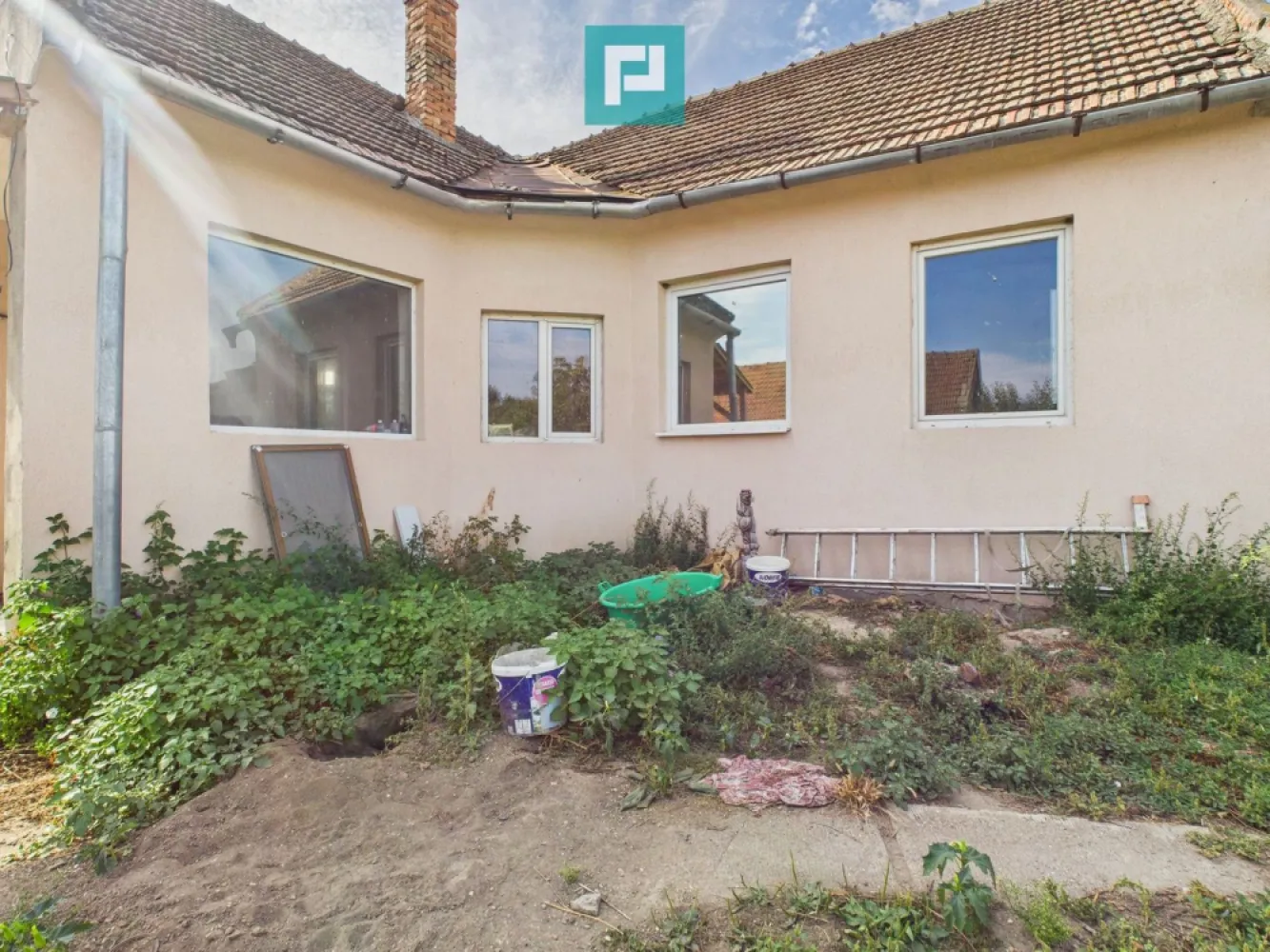 Casă spatioasă și solidă în Pecica - Vă propun spre vânzare o casă spațioasă și solidă în Pecica, într-o zonă bună și liniștită.

Proprietatea este amplasată pe un teren generos de 1065 mp, suprafață construită de aproximativ 200 mp și o suprafață utilă de 120 mp.

Detalii proprietate:

3 camere spațioase și luminoase

curte mare de 800 mp, ideală pentru relaxare sau amenajări diverse

2 poduri de intrare auto, acces facil pentru mai multe mașini

anexe utile pentru depozitare sau alte funcțiuni

sobă/teracotă pentru încălzire și copt, funcțională

pivniță și pod

Locație liniștită, potrivită atât pentru locuit, cât și pentru investiție.

Se acceptă și schimb cu apartament în Arad + diferență!!

Dacă v-am stârnit interesul și doriți să achiziționați o casă solidă cu teren generos, într-o zonă liniștită din Pecica, vă stau la dispoziție la:
Telefon: 0760672985
Email: jeanina.campan@propertylab.ro
Jeanina Câmpan consultant imobiliar Propertylab

Casă spatioasă și solidă în Pecica CP2571262