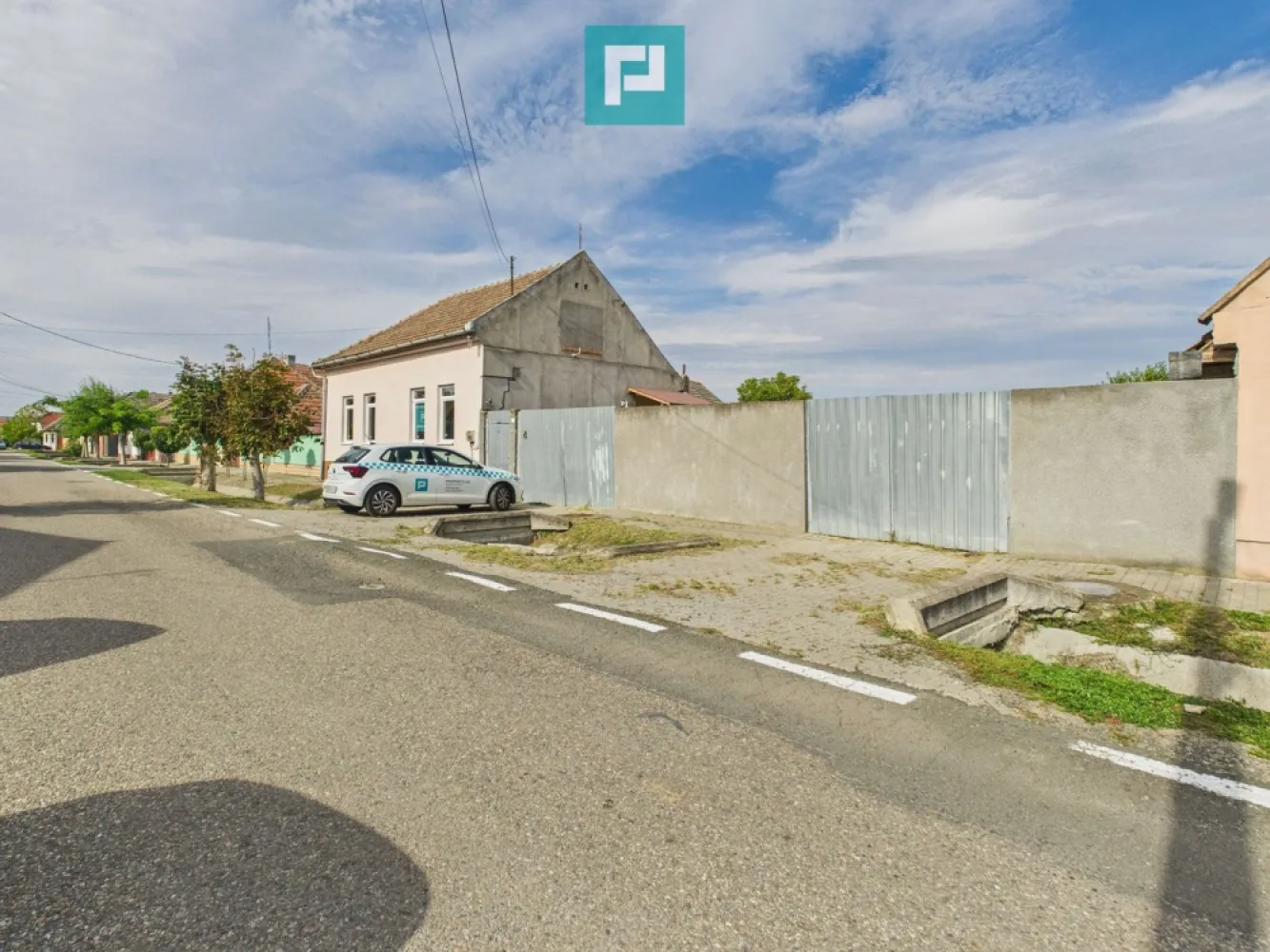 Casă spatioasă și solidă în Pecica - Vă propun spre vânzare o casă spațioasă și solidă în Pecica, într-o zonă bună și liniștită.

Proprietatea este amplasată pe un teren generos de 1065 mp, suprafață construită de aproximativ 200 mp și o suprafață utilă de 120 mp.

Detalii proprietate:

3 camere spațioase și luminoase

curte mare de 800 mp, ideală pentru relaxare sau amenajări diverse

2 poduri de intrare auto, acces facil pentru mai multe mașini

anexe utile pentru depozitare sau alte funcțiuni

sobă/teracotă pentru încălzire și copt, funcțională

pivniță și pod

Locație liniștită, potrivită atât pentru locuit, cât și pentru investiție.

Se acceptă și schimb cu apartament în Arad + diferență!!

Dacă v-am stârnit interesul și doriți să achiziționați o casă solidă cu teren generos, într-o zonă liniștită din Pecica, vă stau la dispoziție la:
Telefon: 0760672985
Email: jeanina.campan@propertylab.ro
Jeanina Câmpan consultant imobiliar Propertylab

Casă spatioasă și solidă în Pecica CP2571262