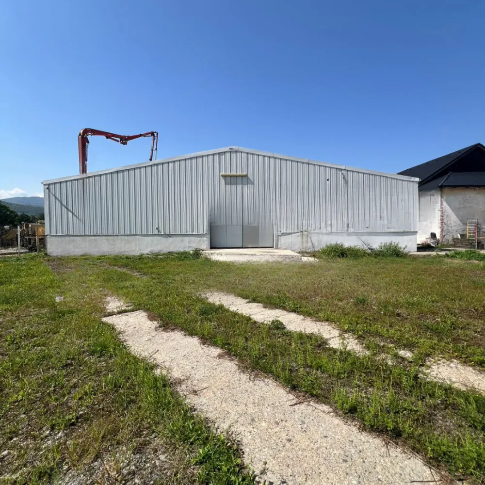 Hală industrială de INCHIRIAT – Tălmaciu Central - Se închiriază hală spațioasă, 938 mp construiți, situată pe un teren generos de 2.400 mp, cu acces direct la DN – poziție excelentă pentru vizibilitate și logistică.&nbsp;Utilități complete: gaz, curent 220V și trifazic, apă, canalizare, internet&nbsp;Dotări moderne: camere video, gard împrejmuitor, două intrări pentru acces facil&nbsp;Încălzire eficientă: turbo-suflante pe gaz&nbsp;Multiple posibilități de utilizare: producție, depozit, logistică, servicii sau alte activități comerciale&nbsp;Localizare: Tălmaciu Central – zonă strategică, acces rapid către Sibiu și infrastructura rutieră principală.&nbsp;Preț: 3.500 EUR / lună